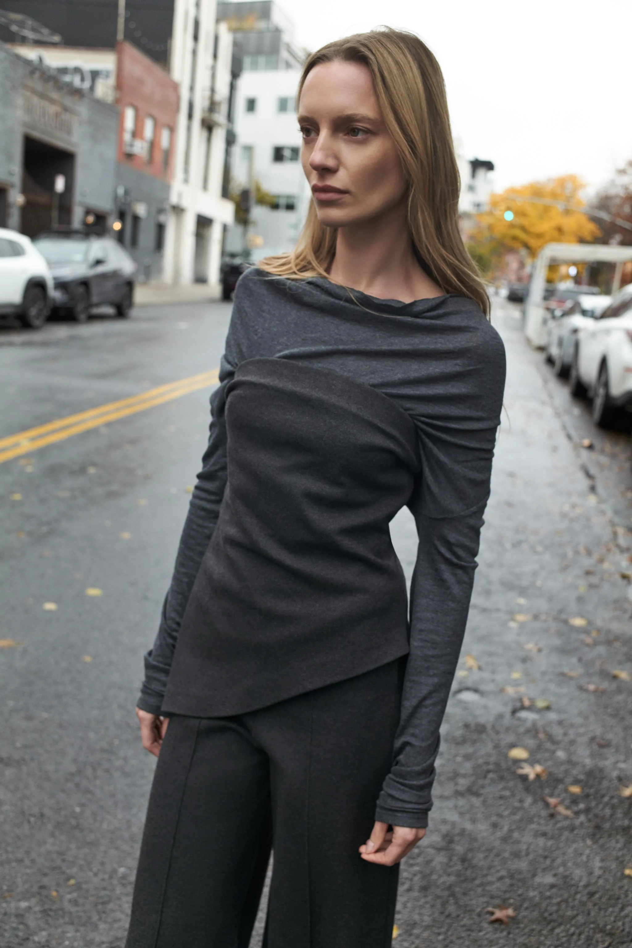 تاپ بدون بند از جنس پارچه نرم. دارای لبه نامتقارن و زیپ مخفی در پهلو.