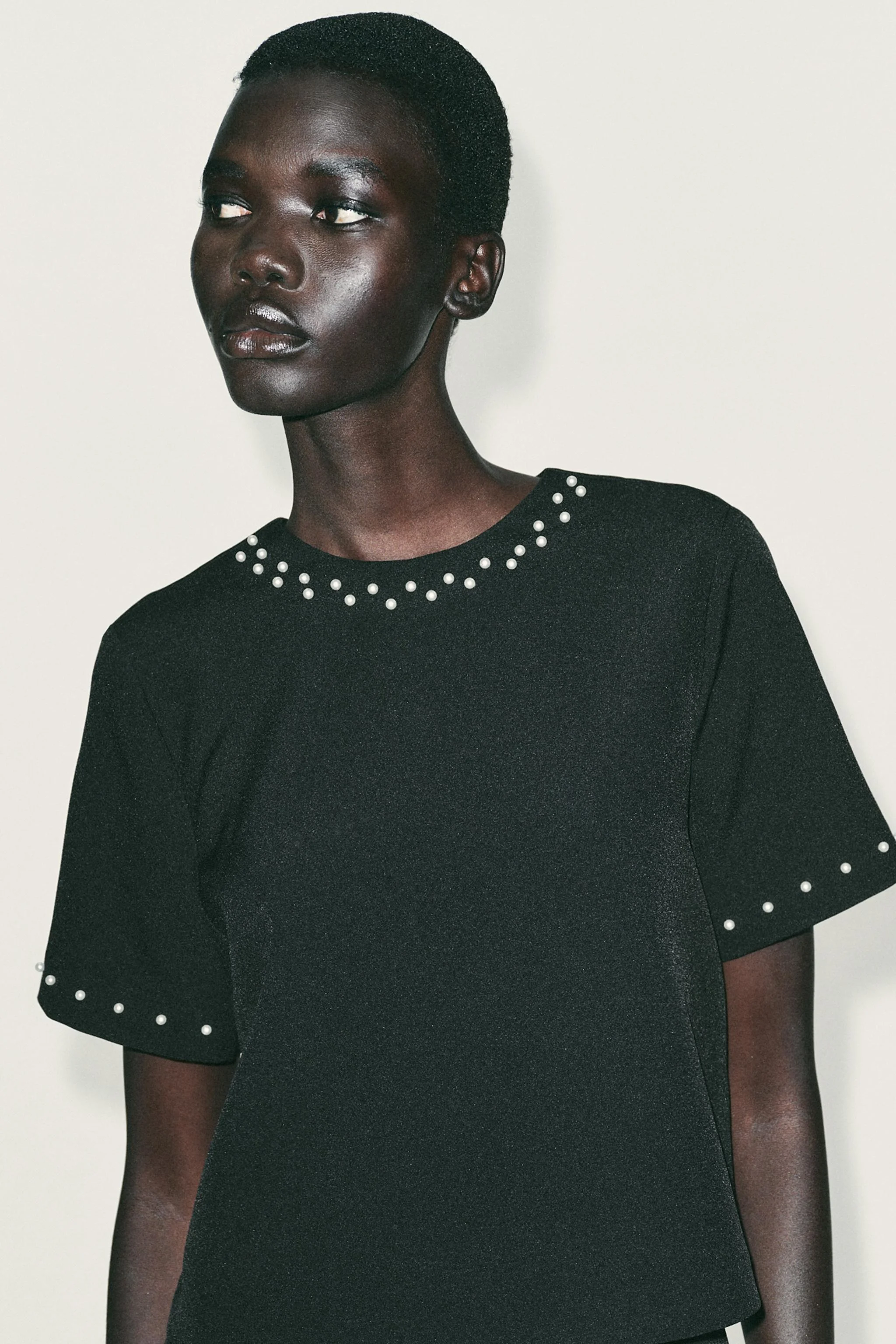 تاپ آستین کوتاه با تزئین مروارید مصنوعی