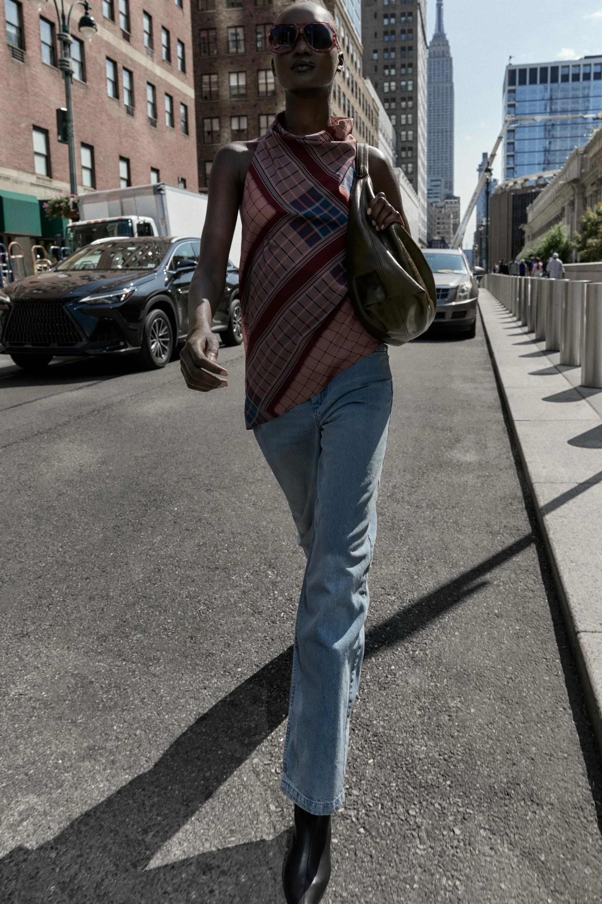 تاپ هالتر طرح‌دار نامتقارن