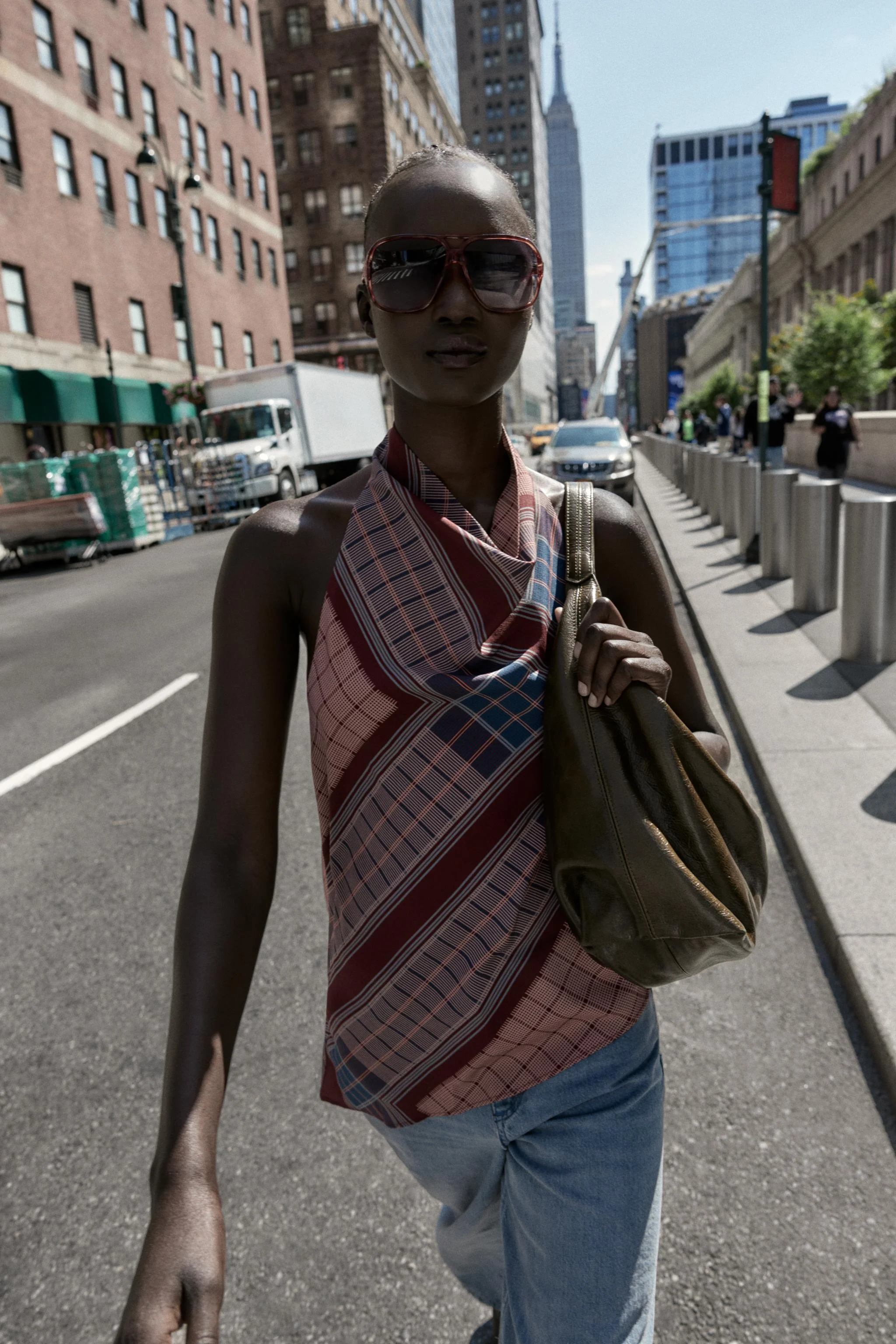 تاپ هالتر طرح‌دار نامتقارن