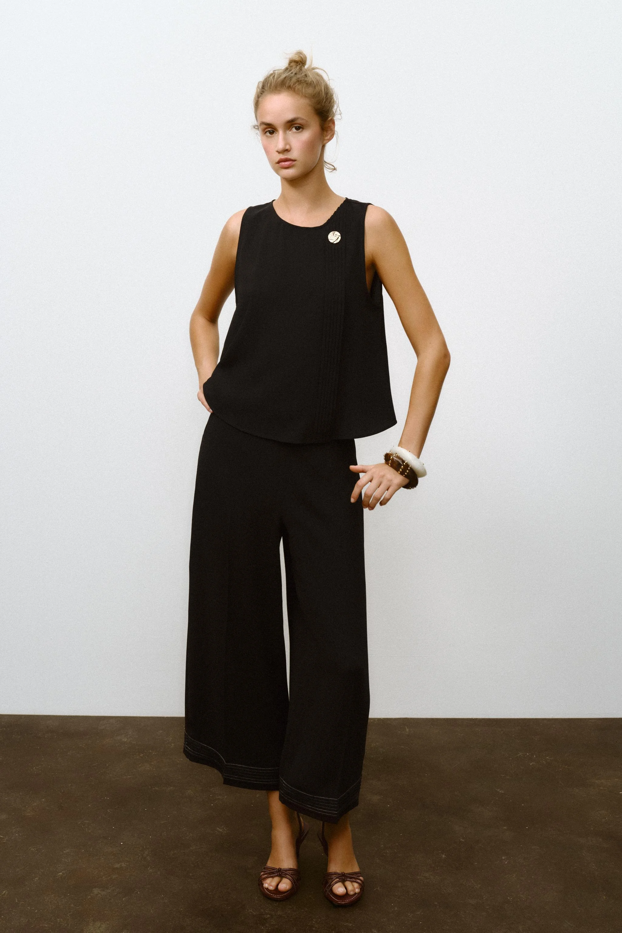 تاپ یقه گرد با جزئیات پین تاک و تزئینات فلزی