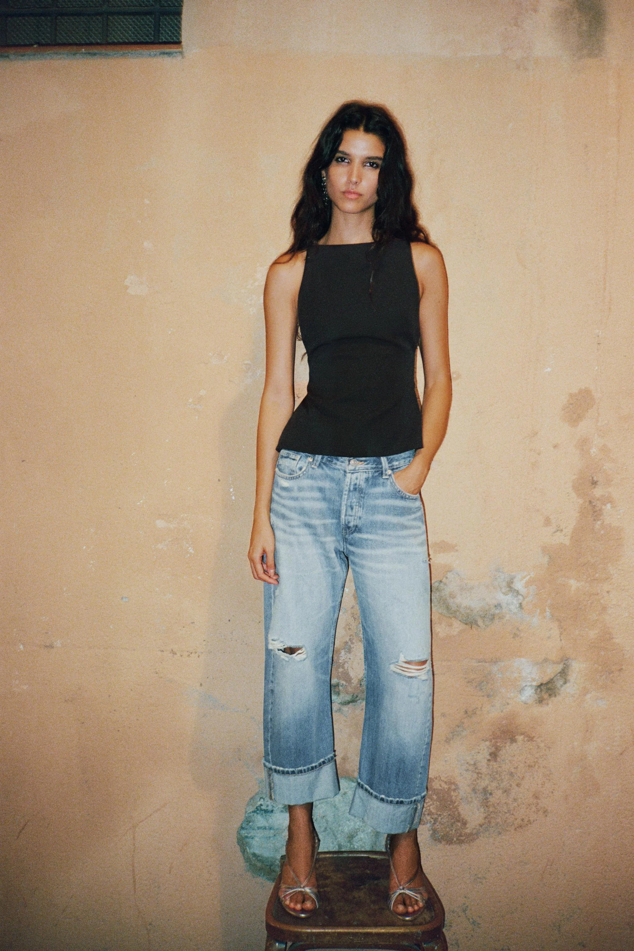 تاپ یقه قایقی با بندهای نازک. دارای پاپیون متضاد در پشت، آستر داخلی و زیپ نامرئی در پهلو.