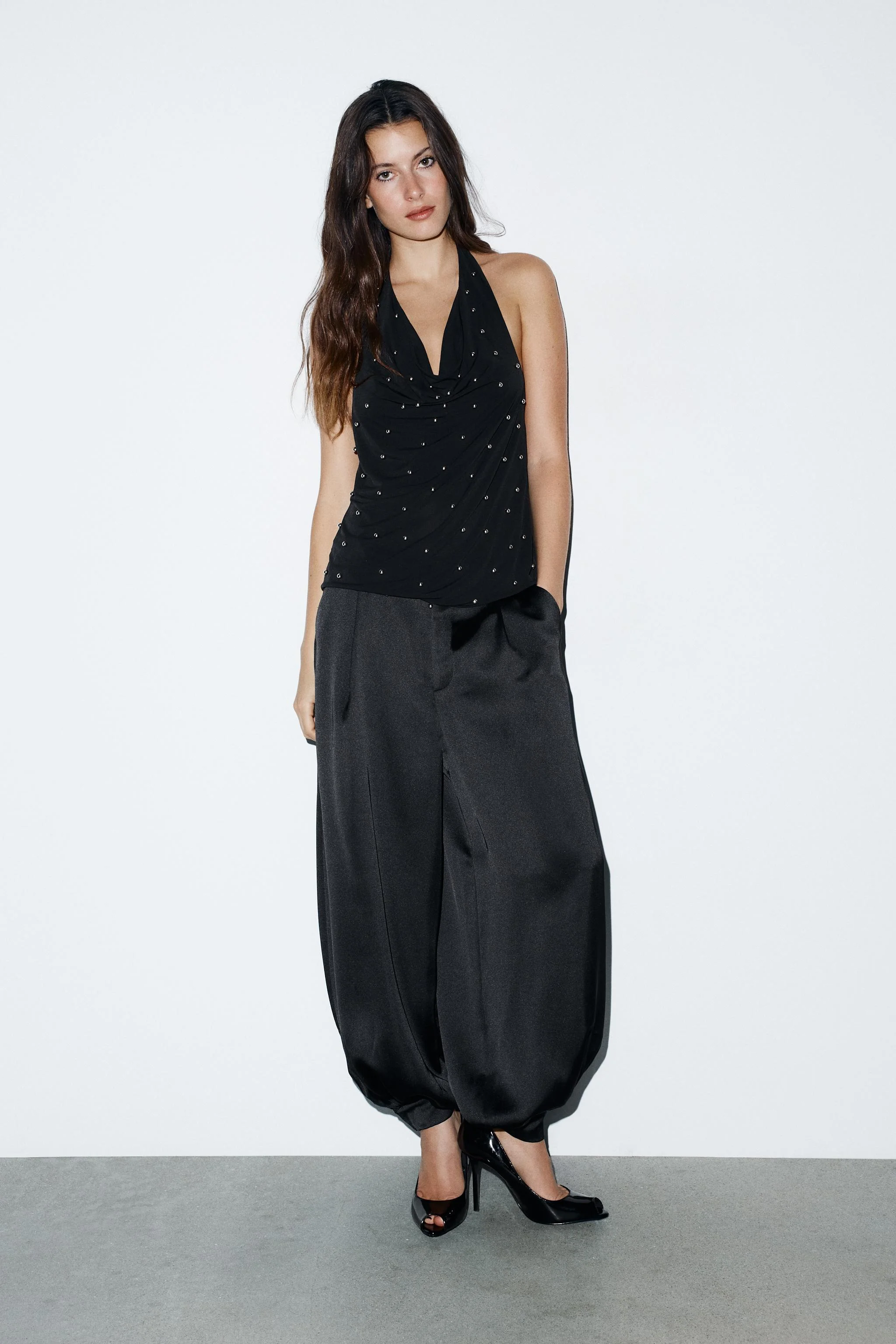 تاپ هالتر نامتقارن با تزیینات نگین