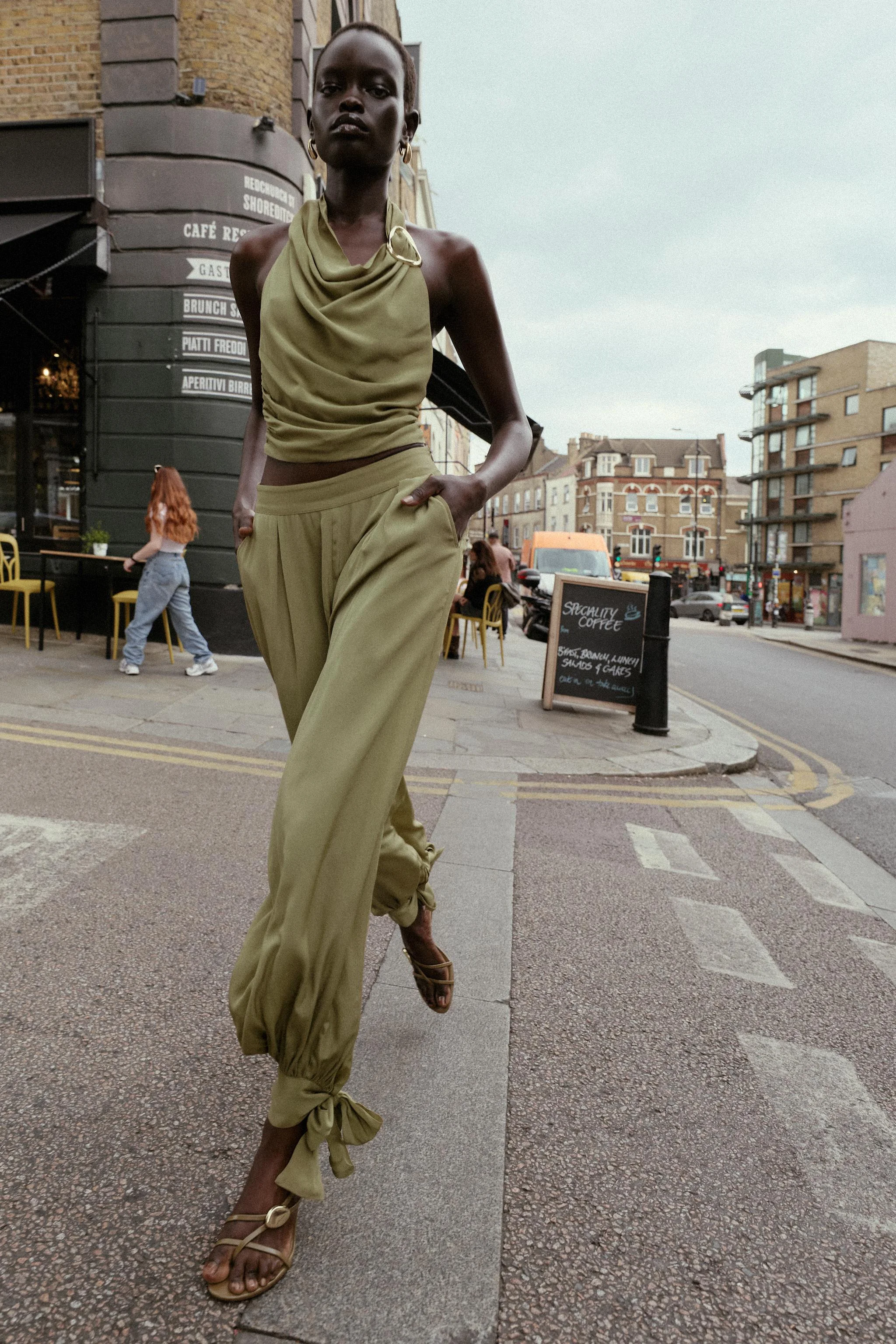 تاپ هالتر با گره و جزئیات فلزی