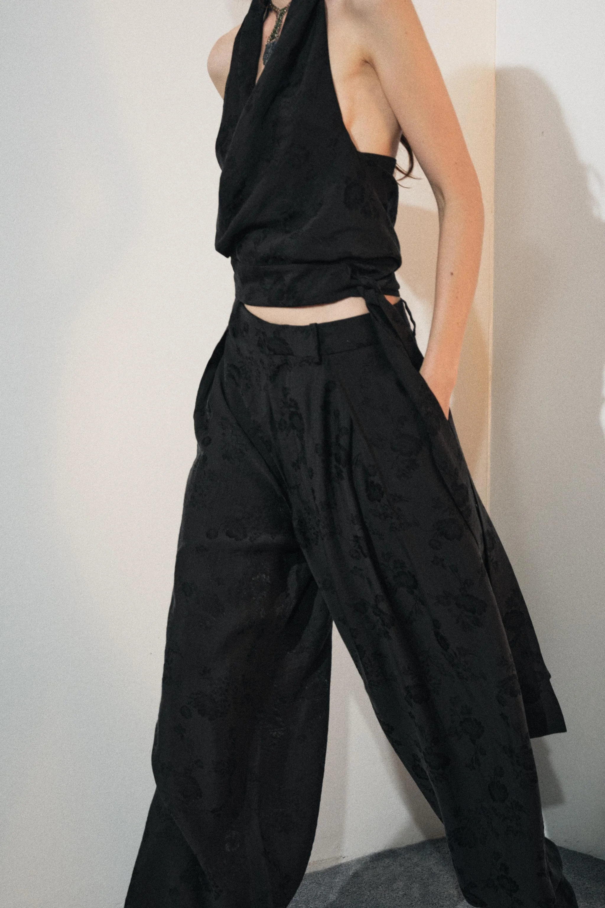 تاپ یقه هالتر ژاکارد طرح گل ZW COLLECTION