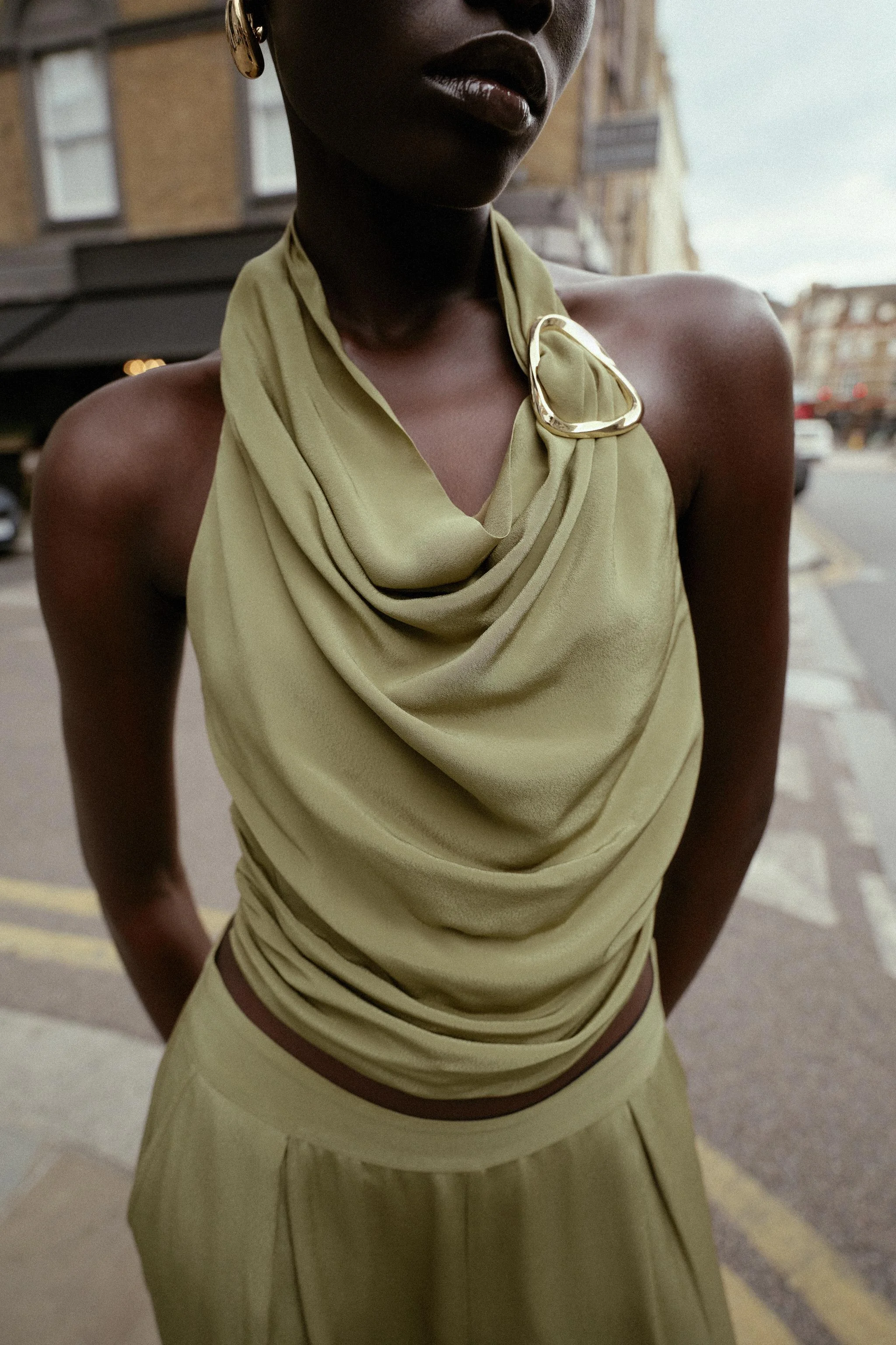 تاپ هالتر با گره و جزئیات فلزی