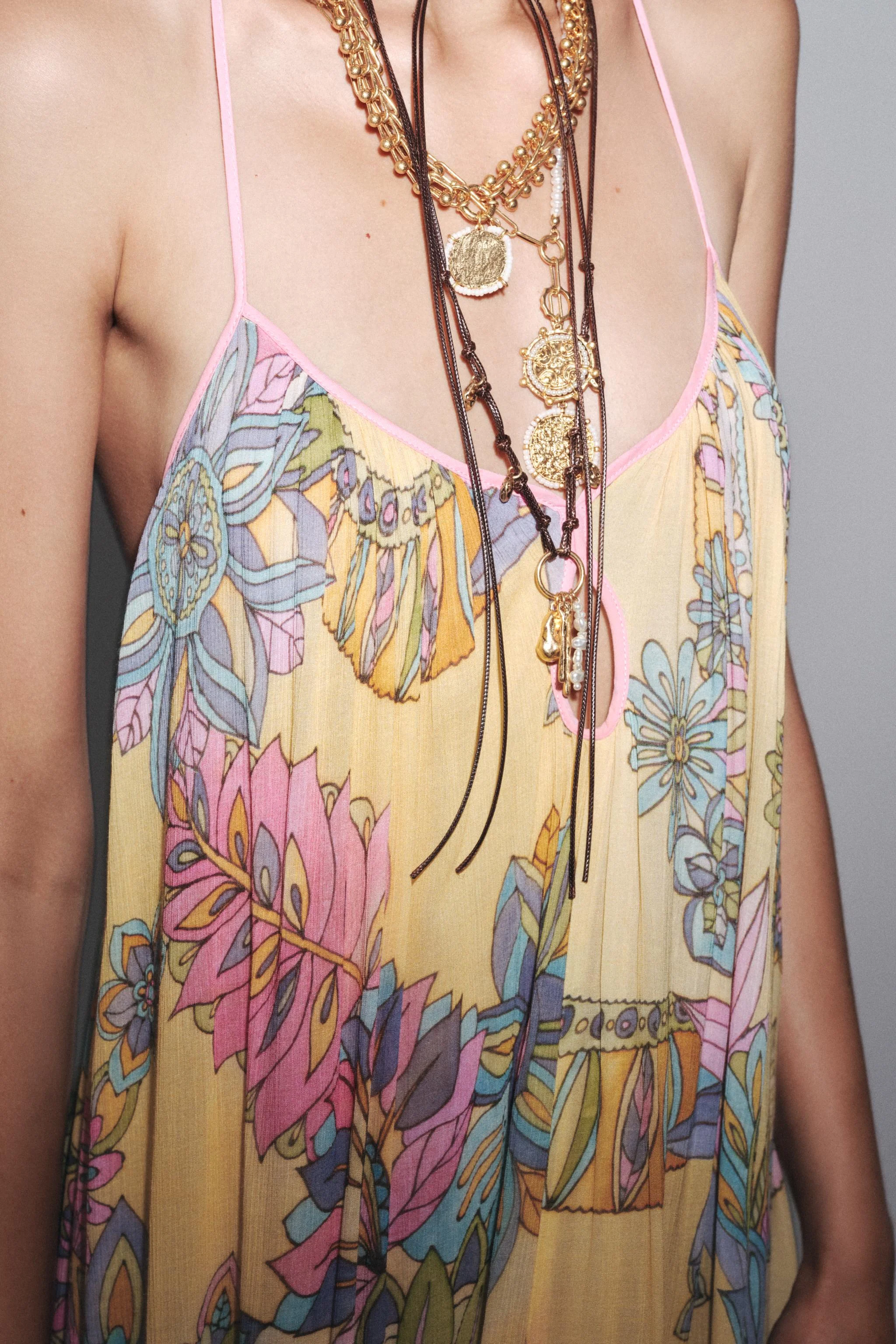 ست سه تایی گردنبند با آویزهای مدالی و مروارید