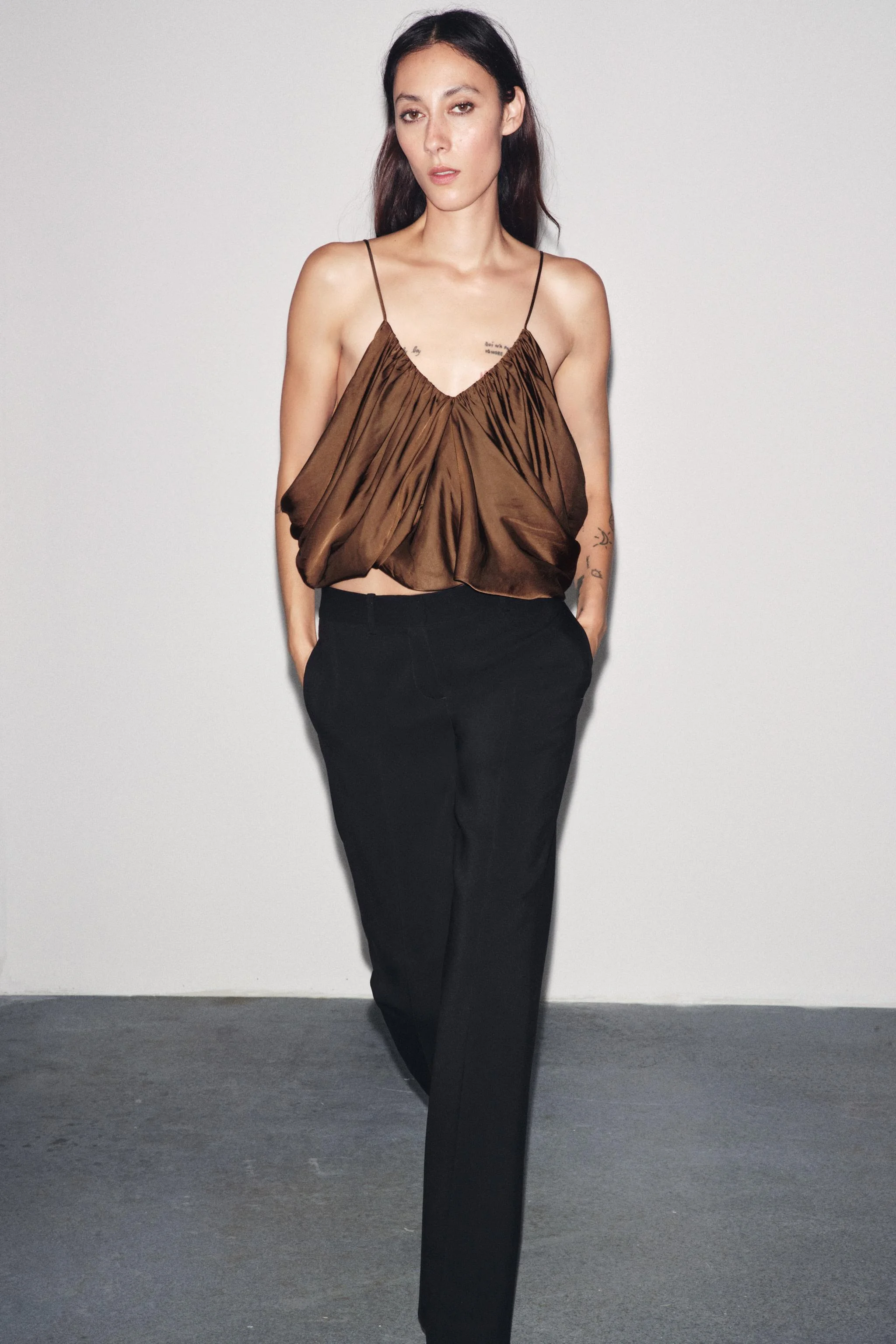 تاپ ساتن زنانه مدل ZW COLLECTION با پارچه دراپه