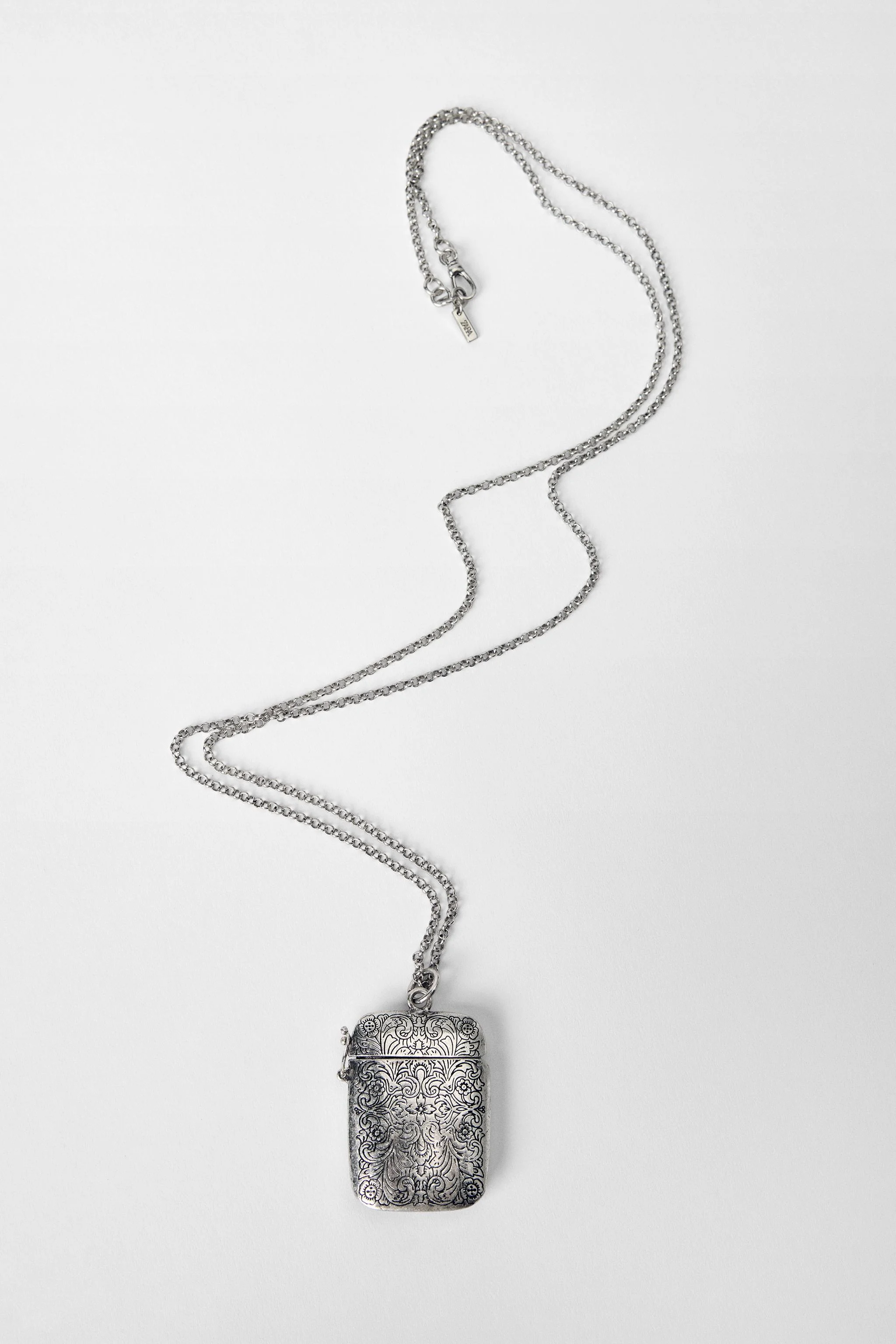 گردنبند زنجیری بلند با آویز جعبه‌ای مستطیلی حکاکی شده