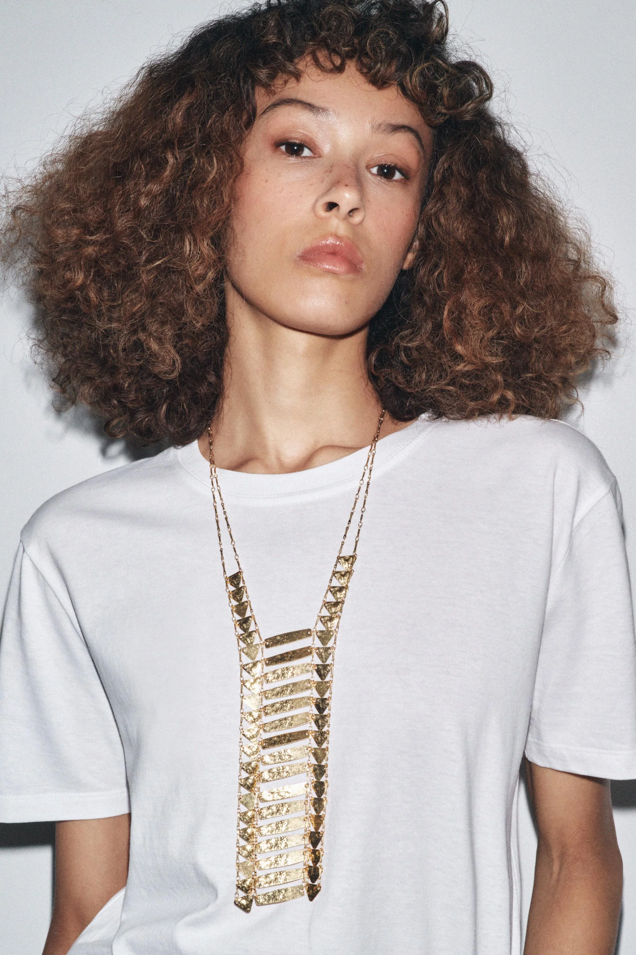 گردنبند با آویزهای فلزی گردنبند با آویزهای فلزی