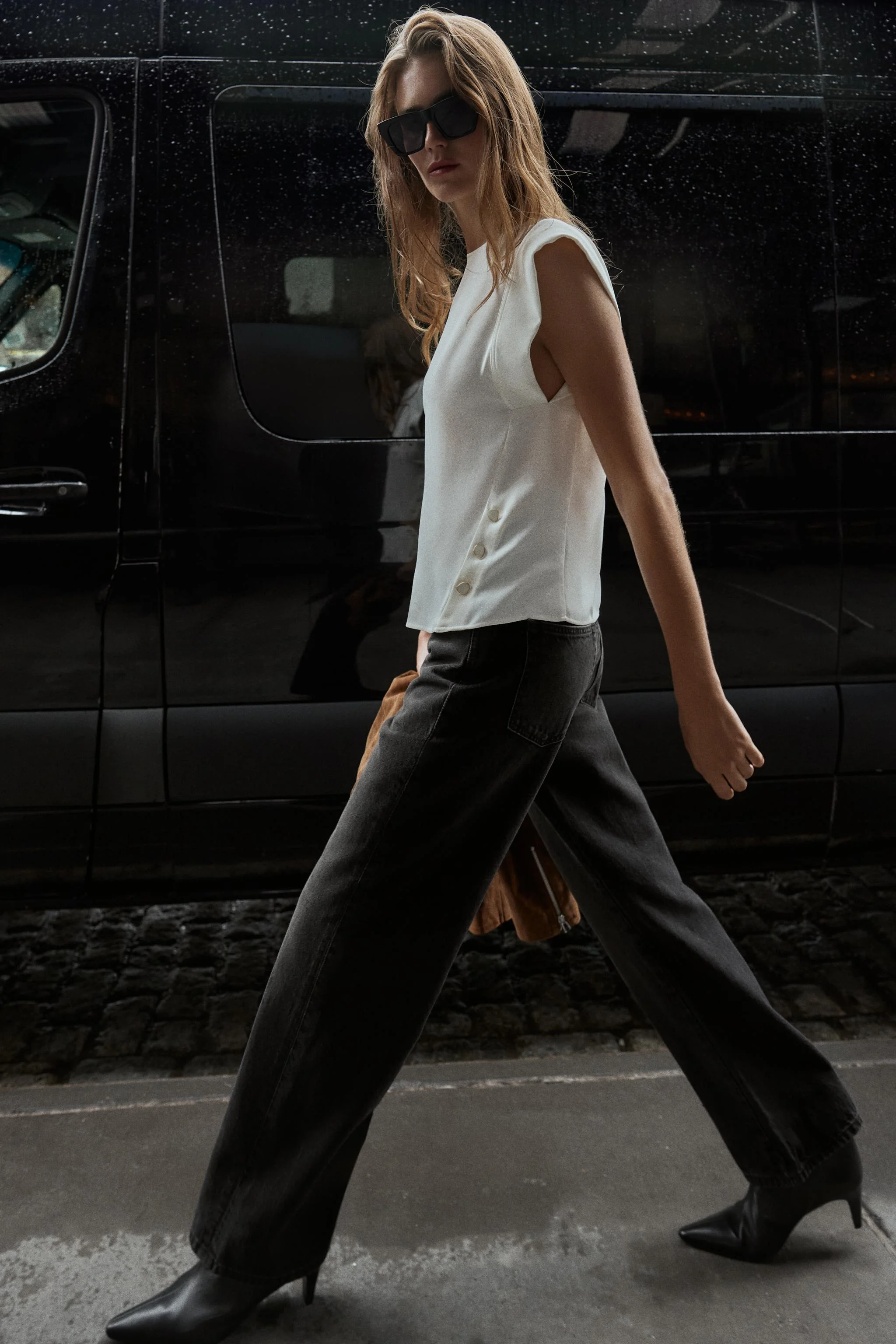 تاپ بدون آستین با سرشانه‌های مشخص