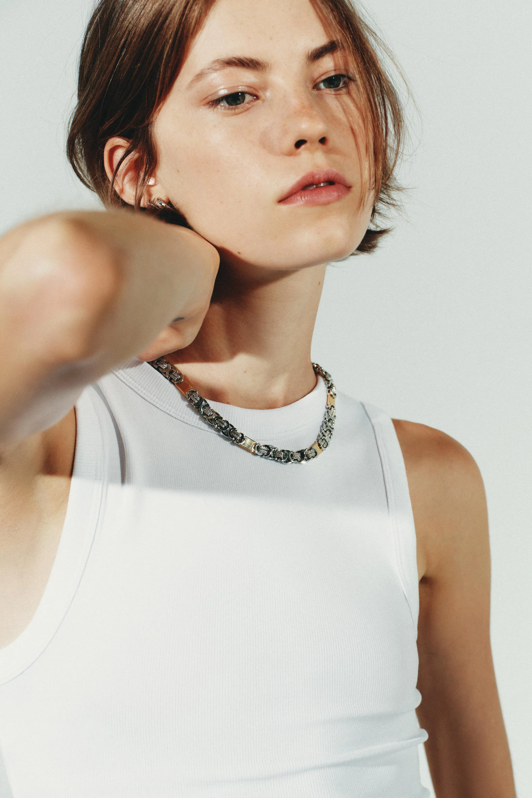 گردنبند ترکیبی با قطعات فلزی حکاکی شده گردنبند ترکیبی با قطعات فلزی حکاکی شده