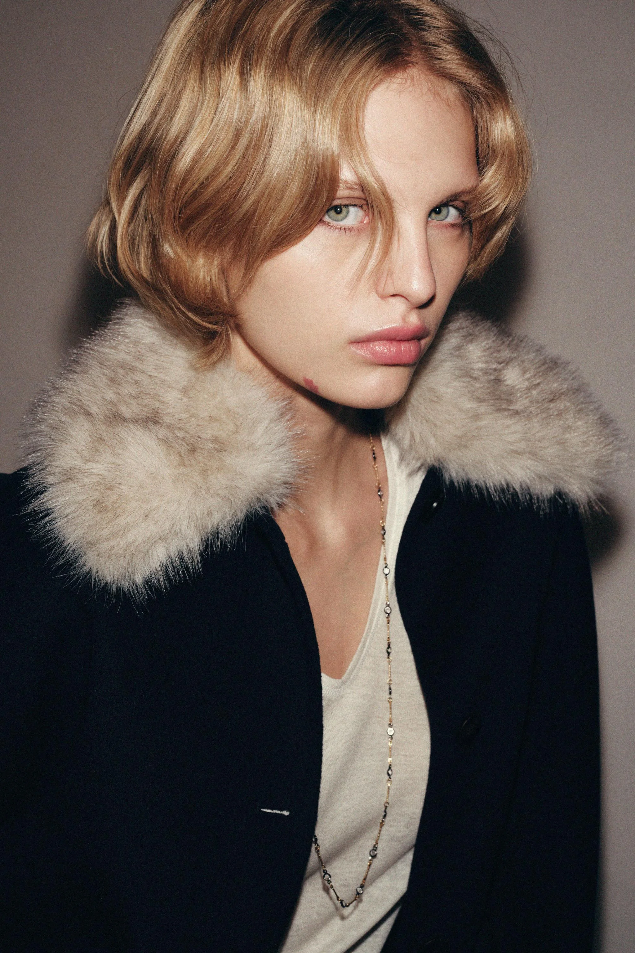 گردنبند فلزی و کریستالی گردنبند فلزی و کریستالی