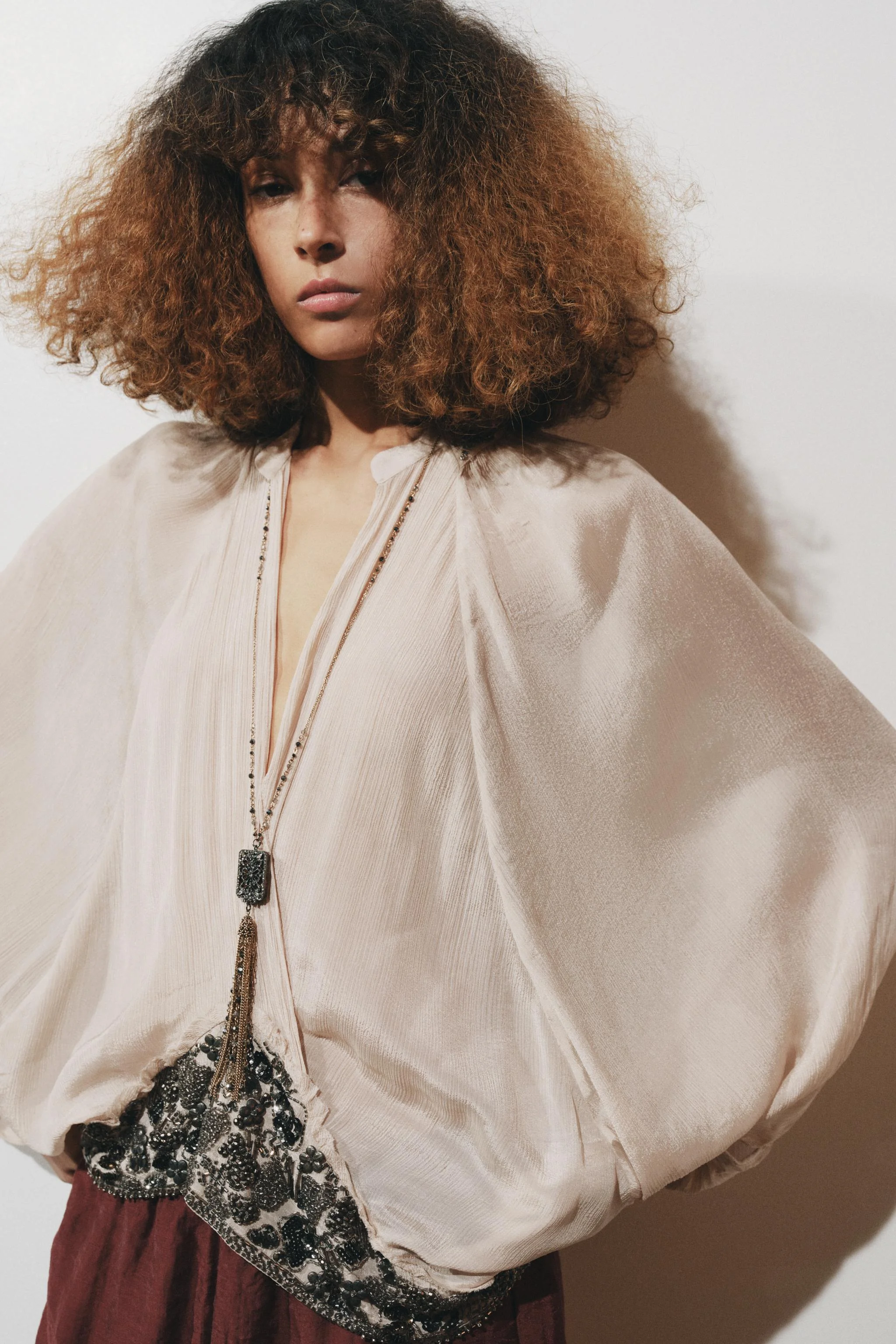 گردنبند متضاد با جزئیات اکلیلی گردنبند متضاد با جزئیات اکلیلی