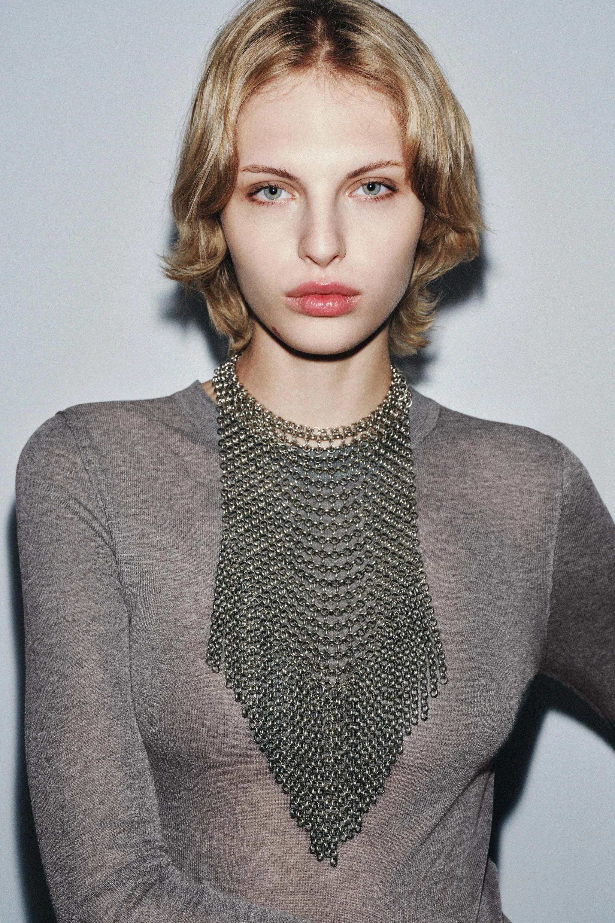 گردنبند سینه‌بندی با حلقه‌ها