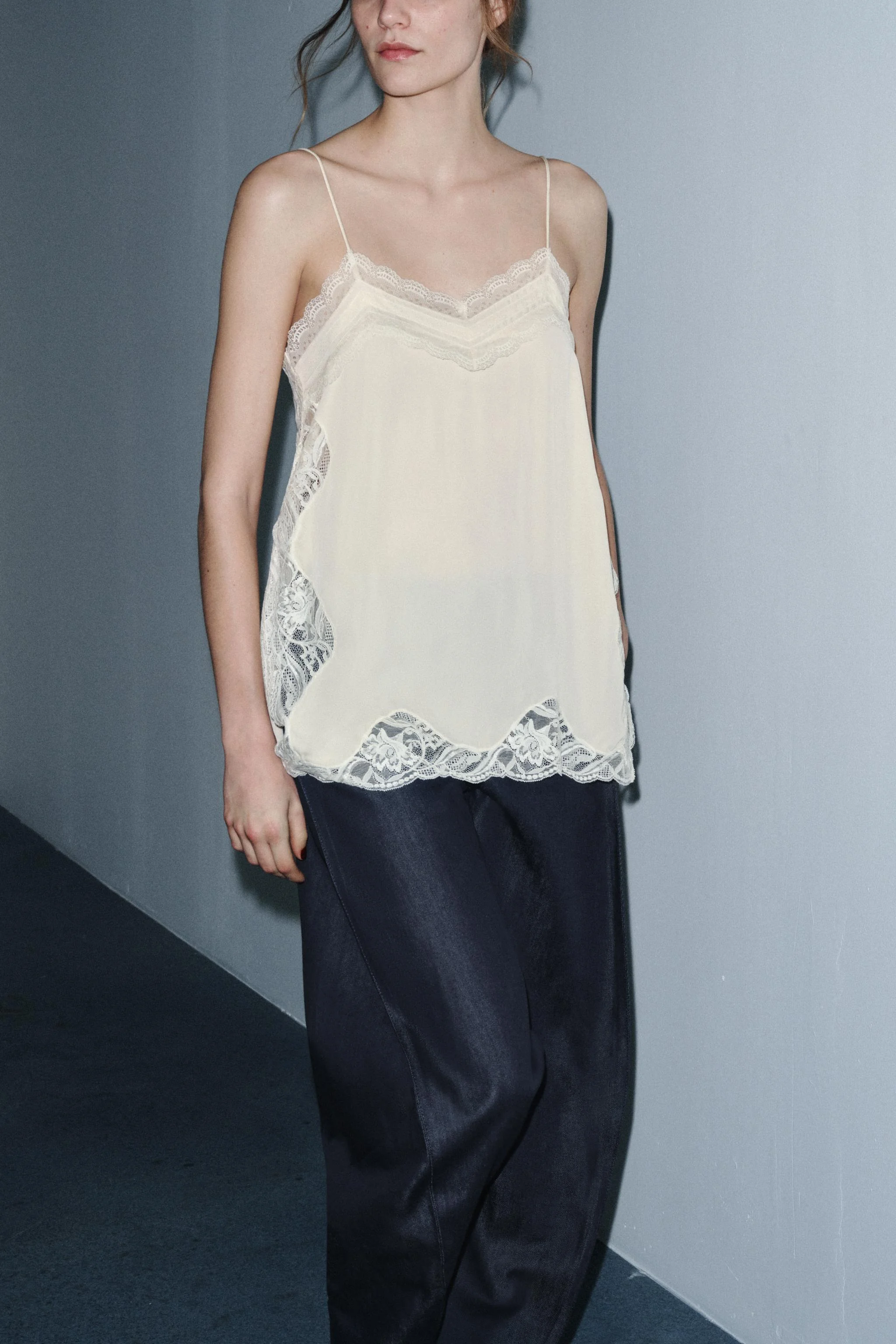 تاپ رکابی یقه هفت زنانه با تزیینات گیپور