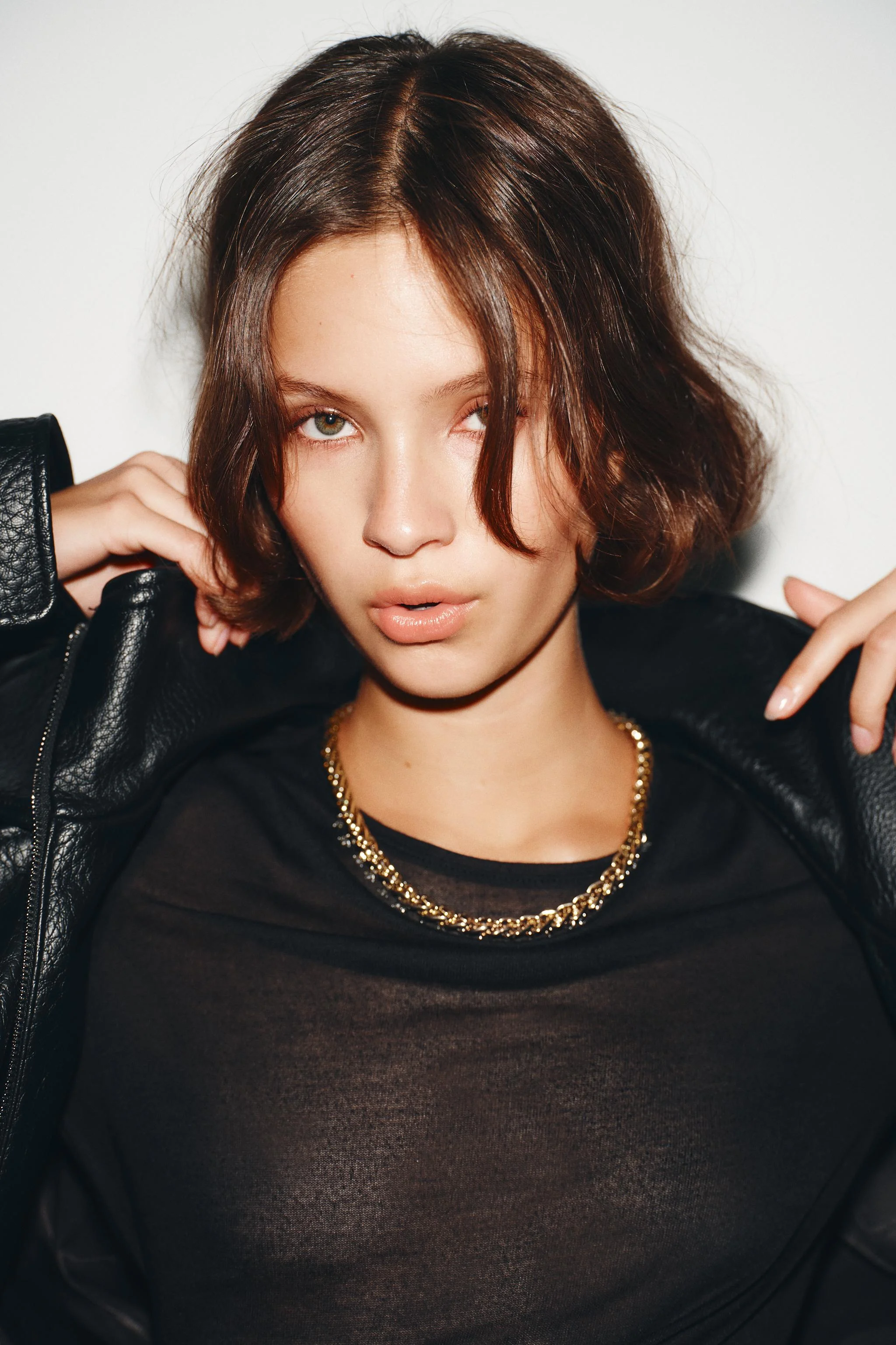 گردنبند زنجیری متضاد با آویزهای جواهری گردنبند زنجیری متضاد با آویزهای جواهری