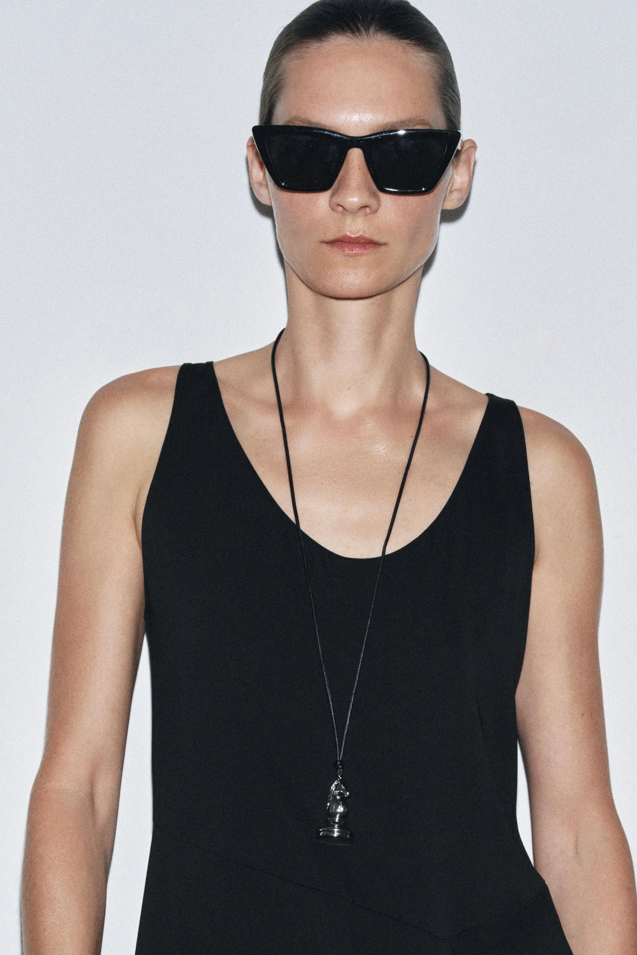 گردنبند طنابی با آویز مهره شطرنج