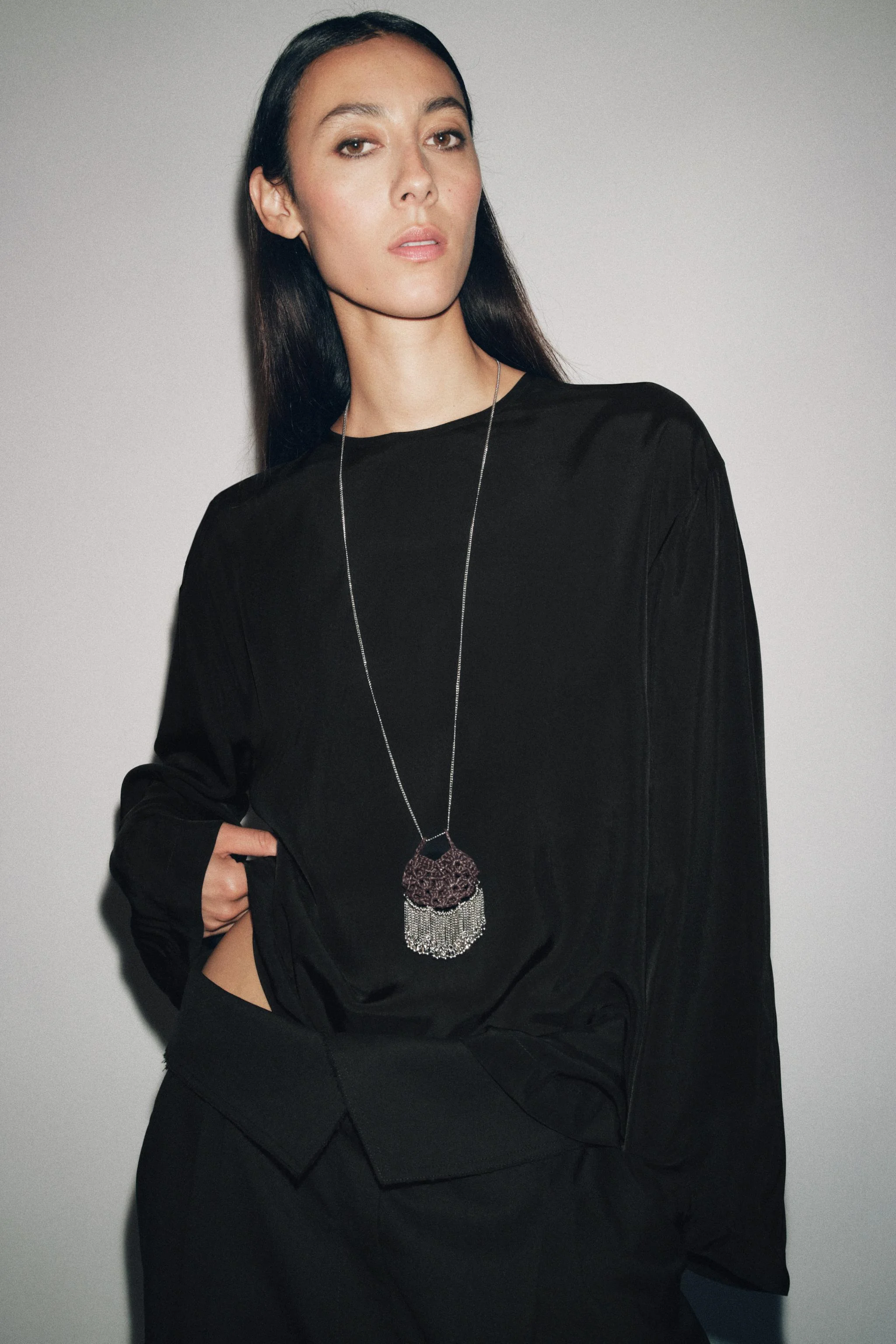 گردنبند بلند با آویز کیف بافتنی