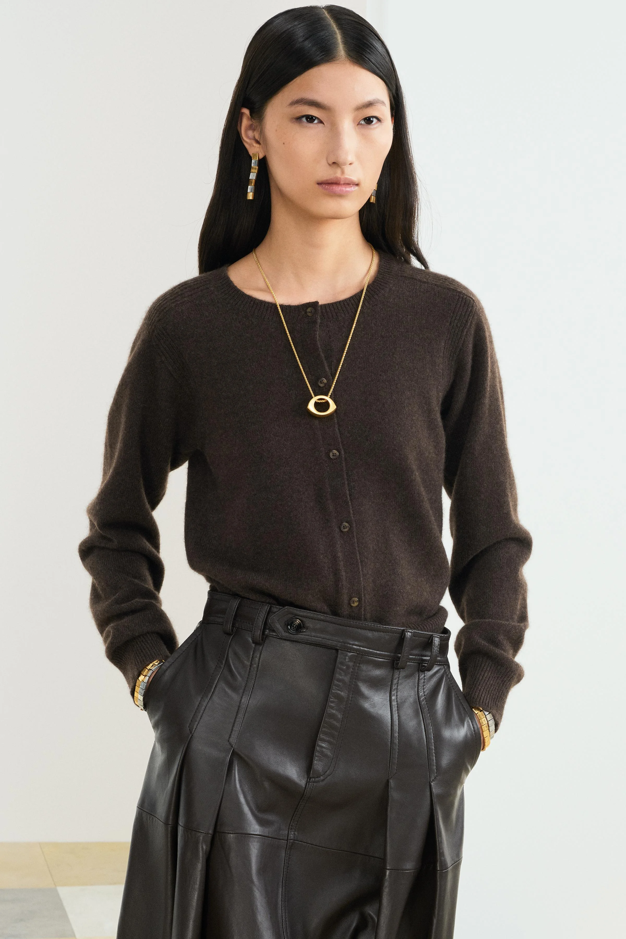 گردنبند با زنجیر فلزی و مهره بیضی شکل. دارای قفل قابل تنظیم.