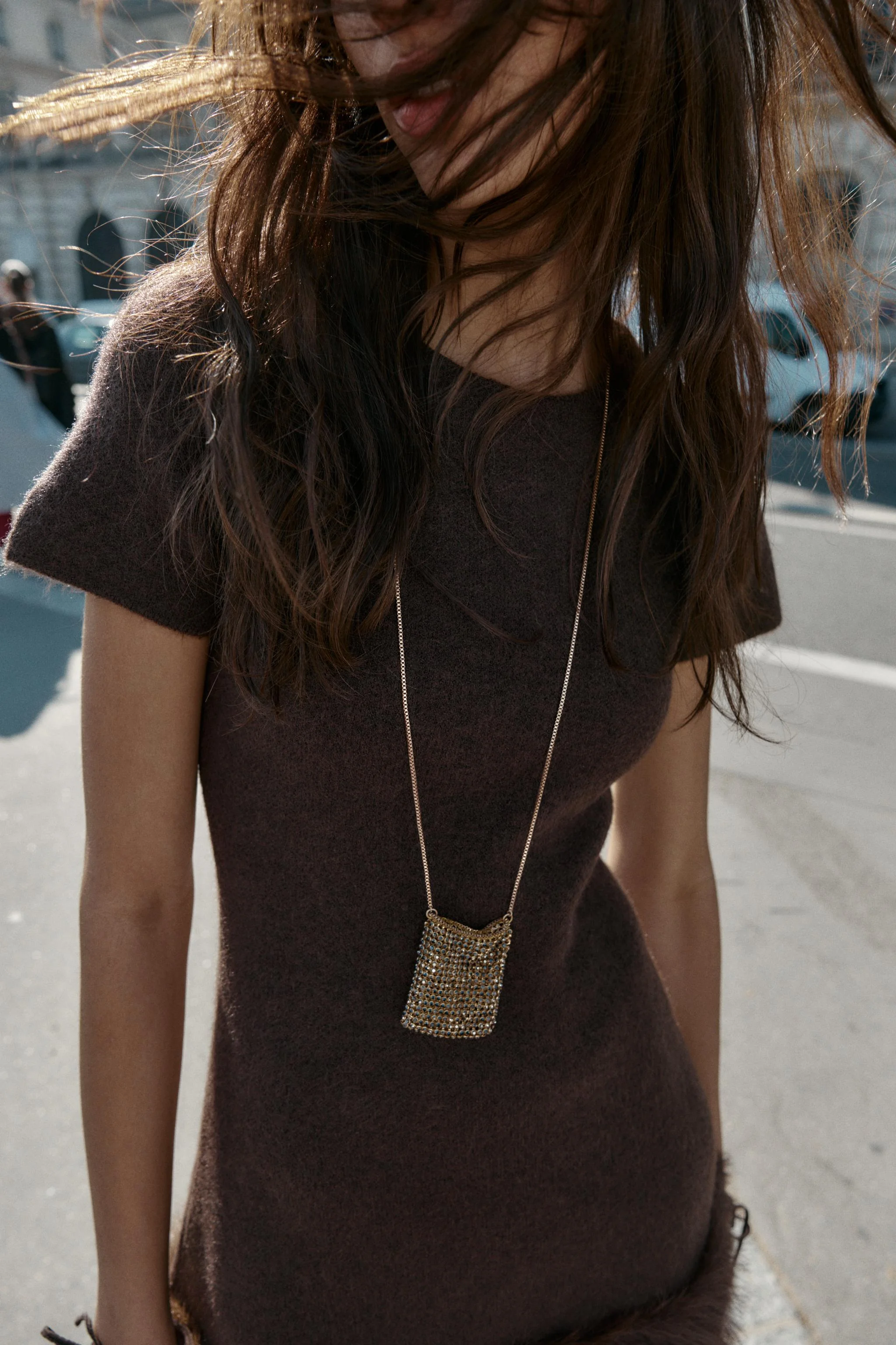 گردنبند فلزی بلند با آویز کیف و نگین‌های تزئینی