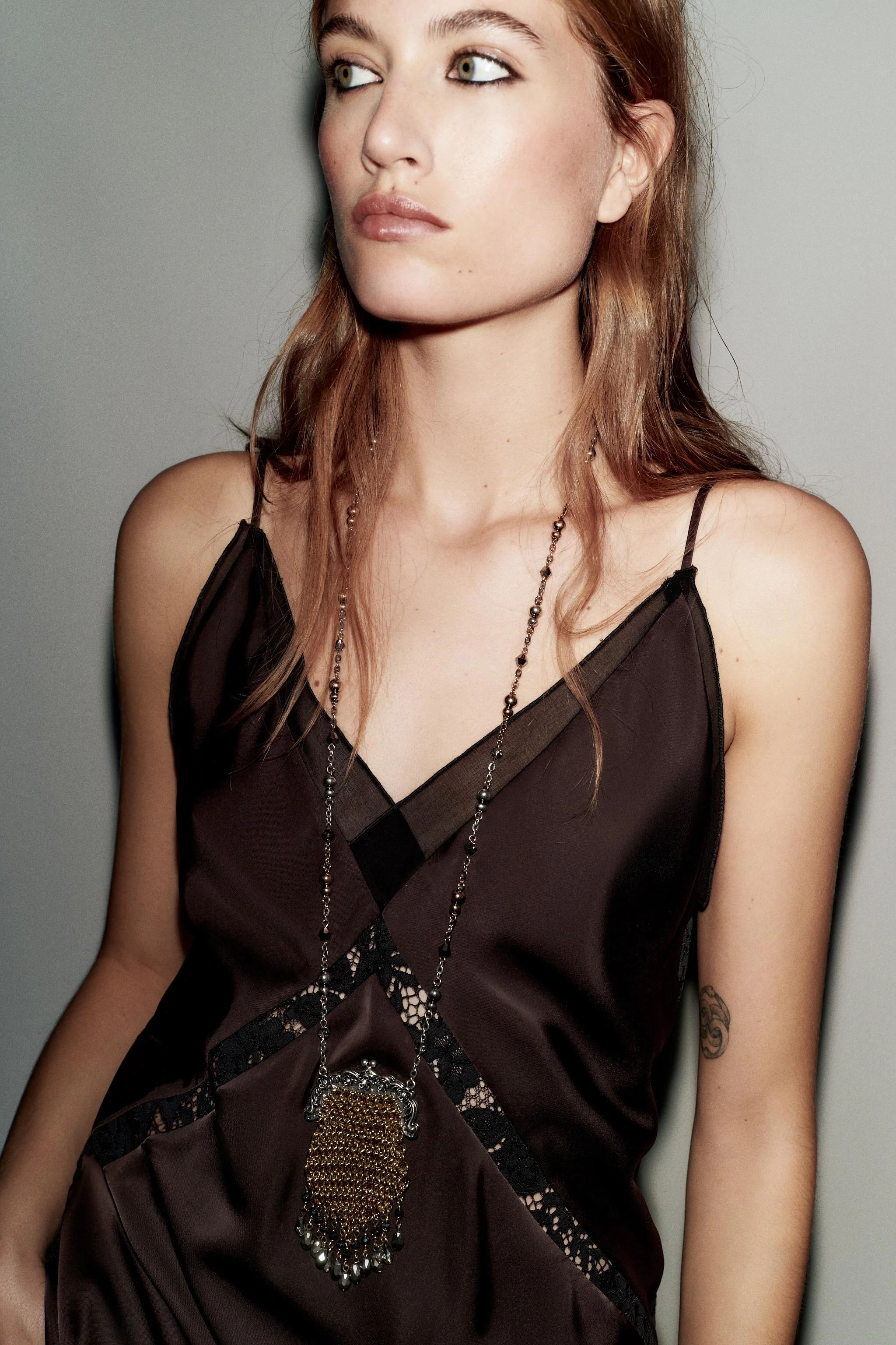 گردنبند متضاد با آویز کیف جواهرنشان