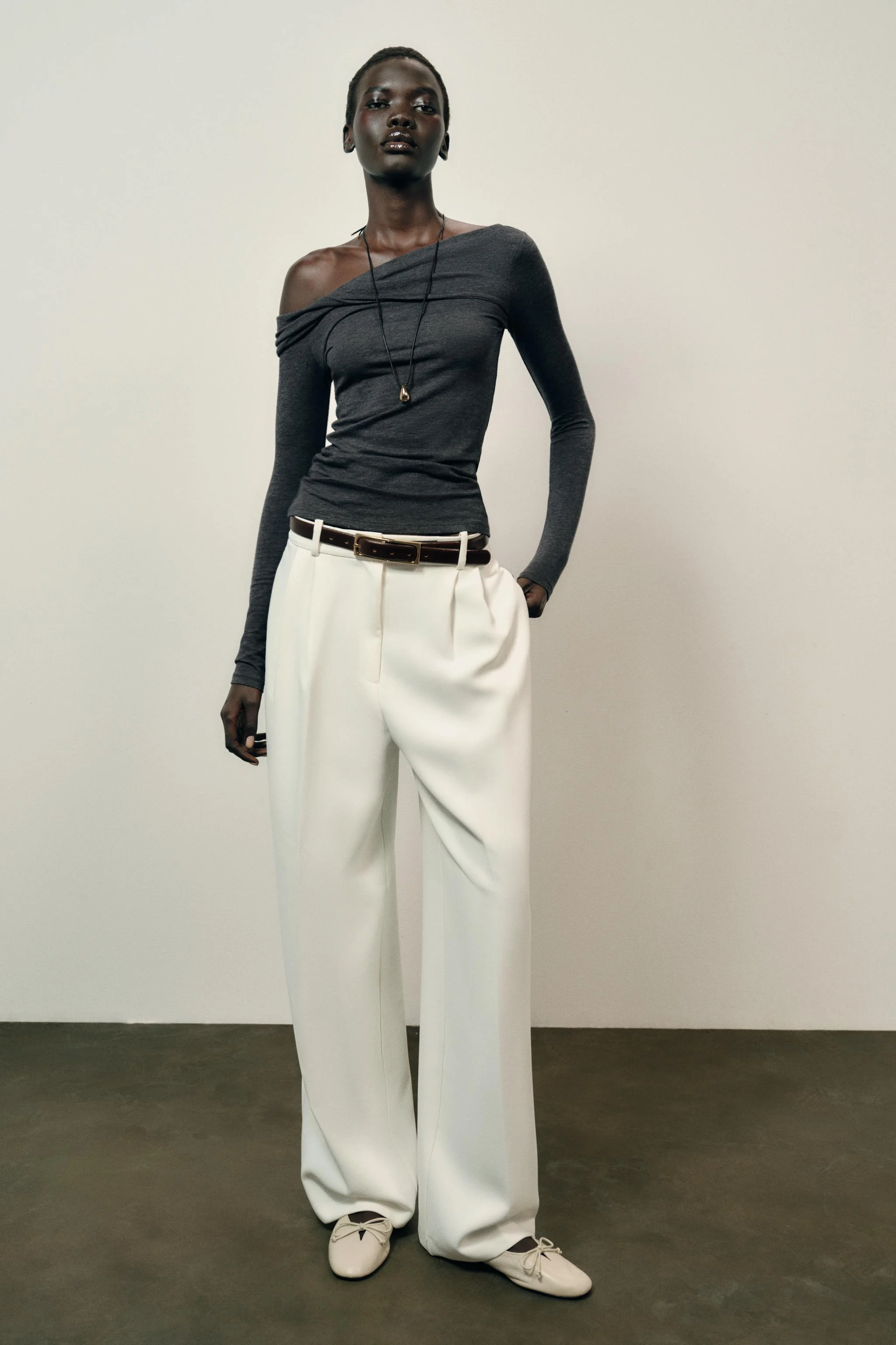 تاپ یقه نامتقارن