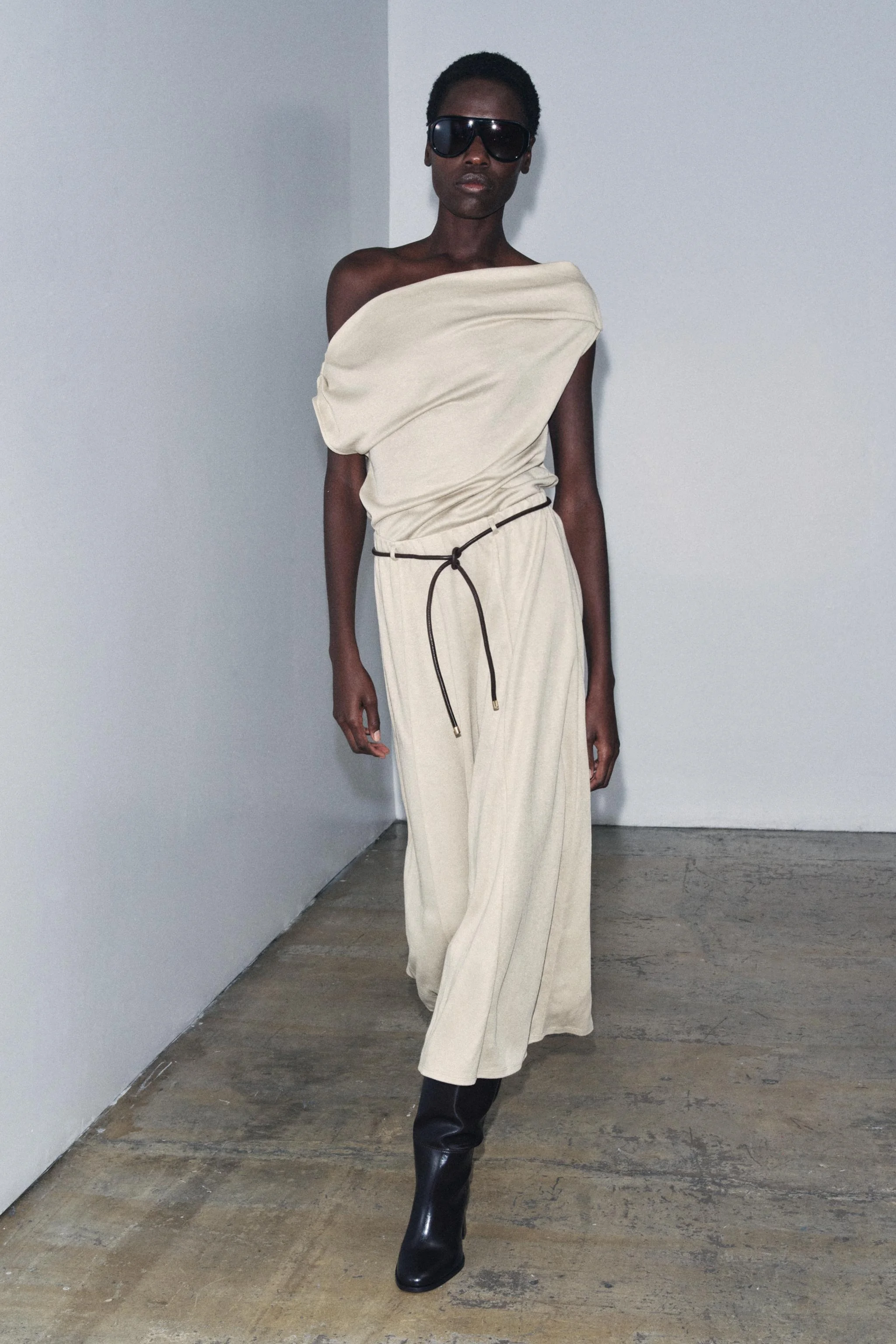 تاپ با یقه نامتقارن و بافتنی