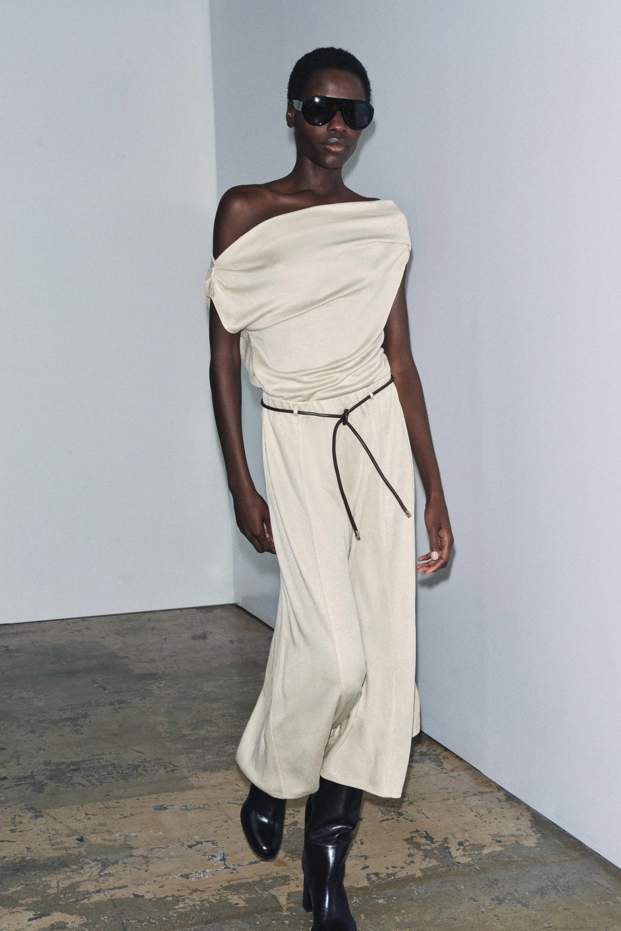 تاپ با یقه نامتقارن و بافتنی