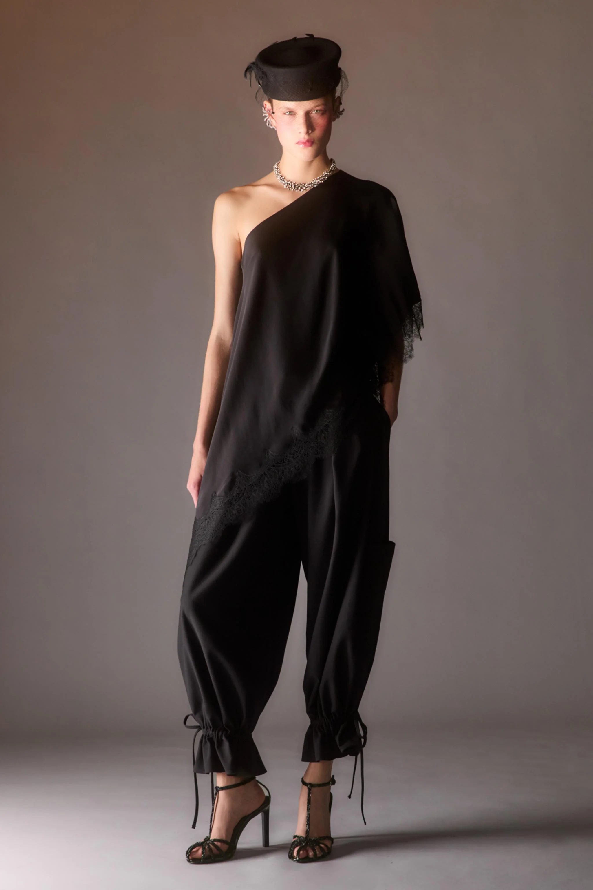 گردنبند چوکر فلزی با تزیینات براق متضاد گردنبند چوکر فلزی با تزیینات براق متضاد