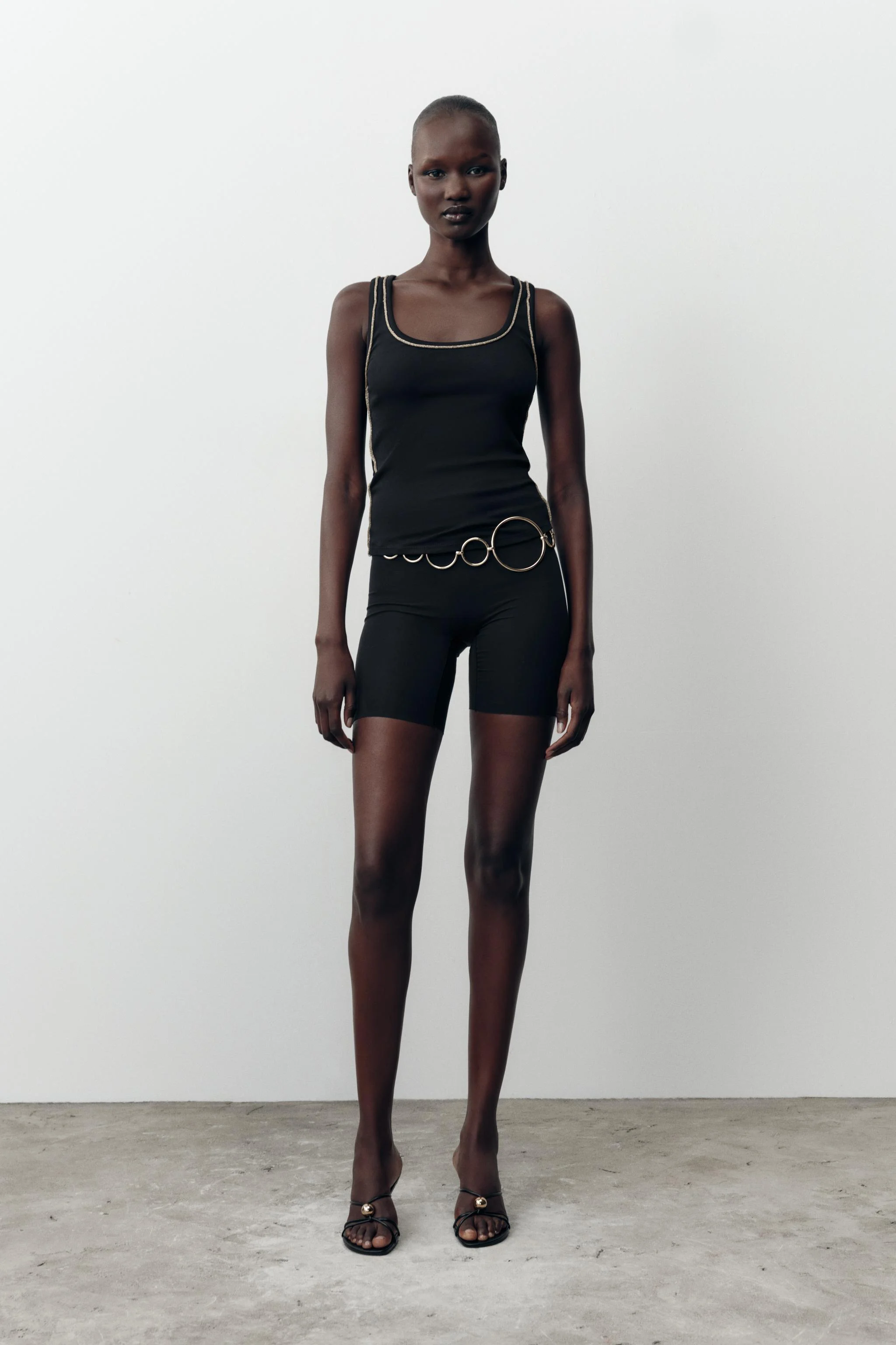 تاپ یقه گرد با تزیینات نخ متالیک