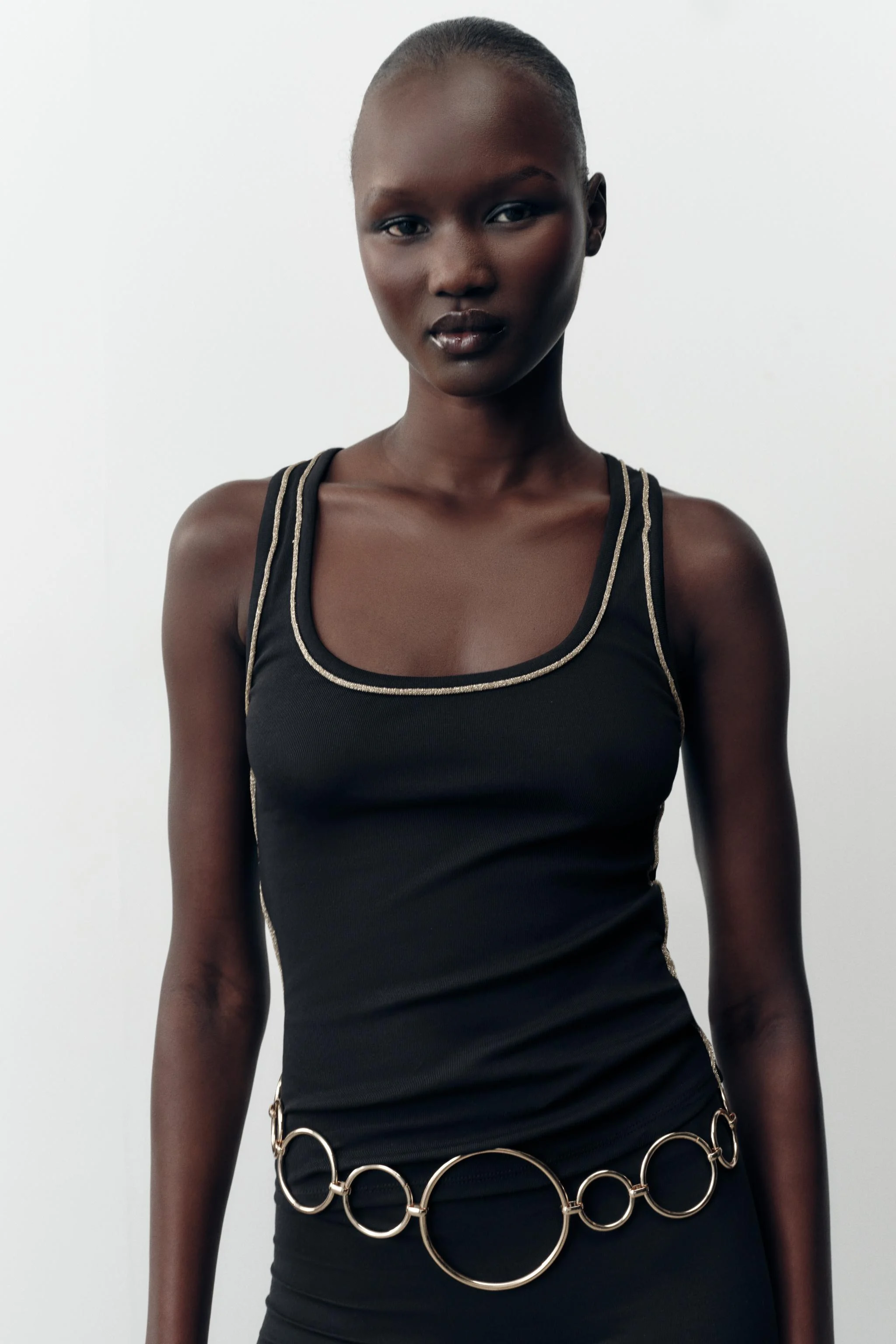 تاپ یقه گرد با تزیینات نخ متالیک