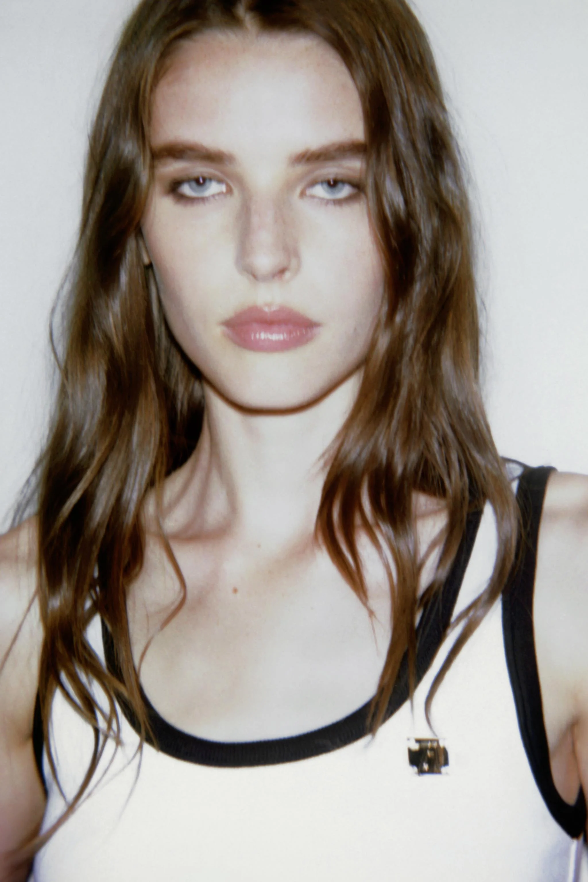 تاپ زارا با تزیینات متضاد و سنجاق سینه