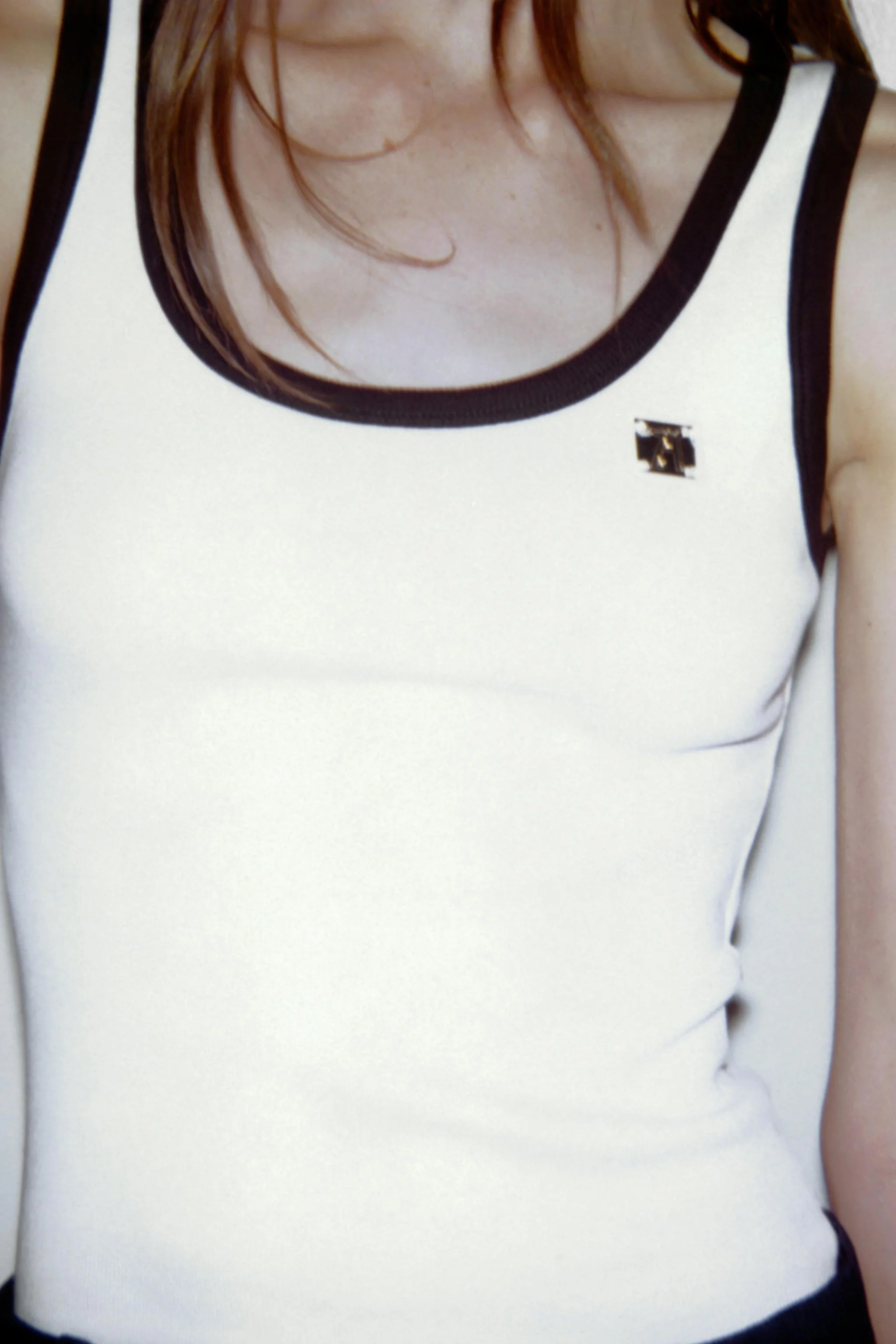 تاپ زارا با تزیینات متضاد و سنجاق سینه