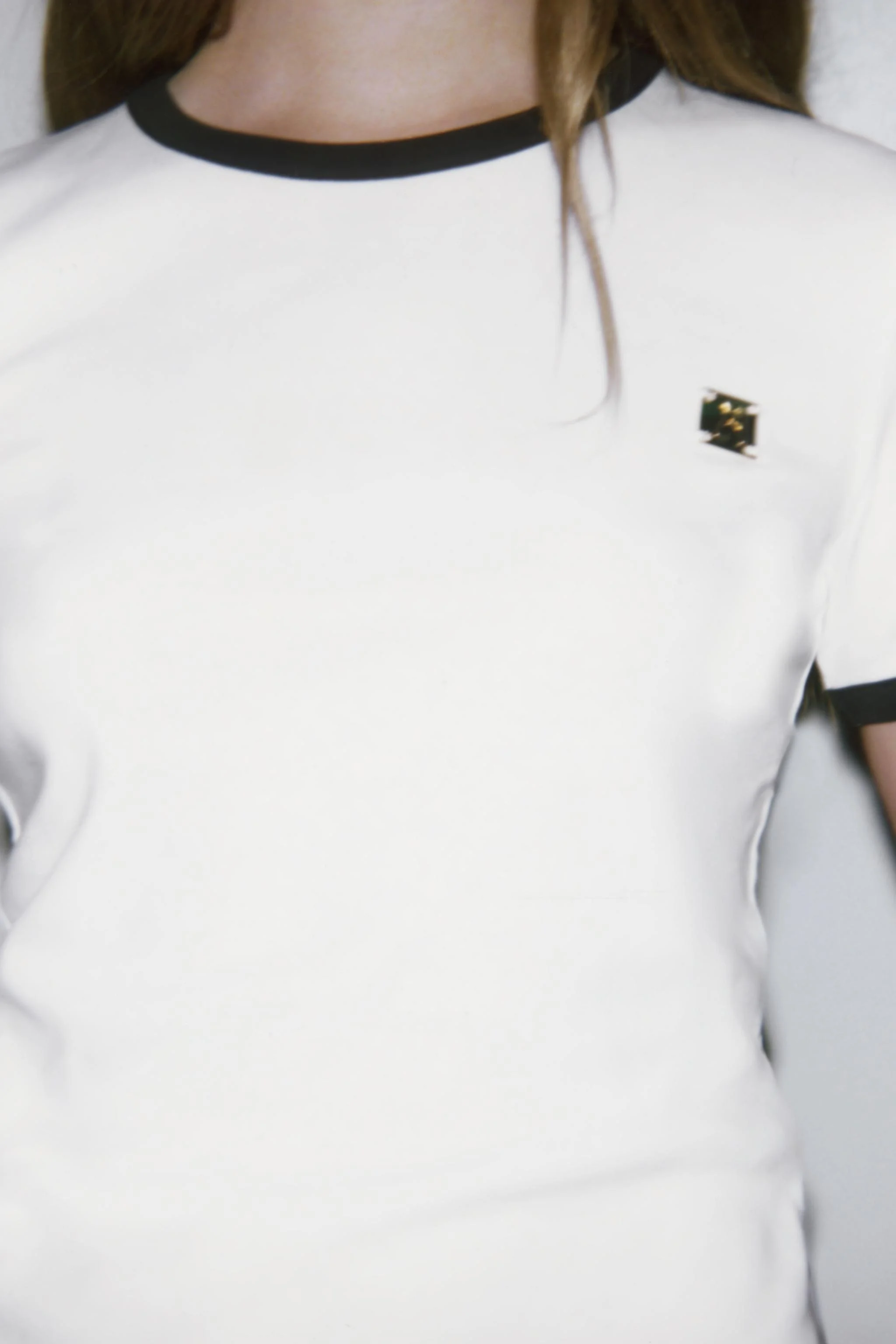 تی شرت ZARA با تزئینات و سنجاق سینه