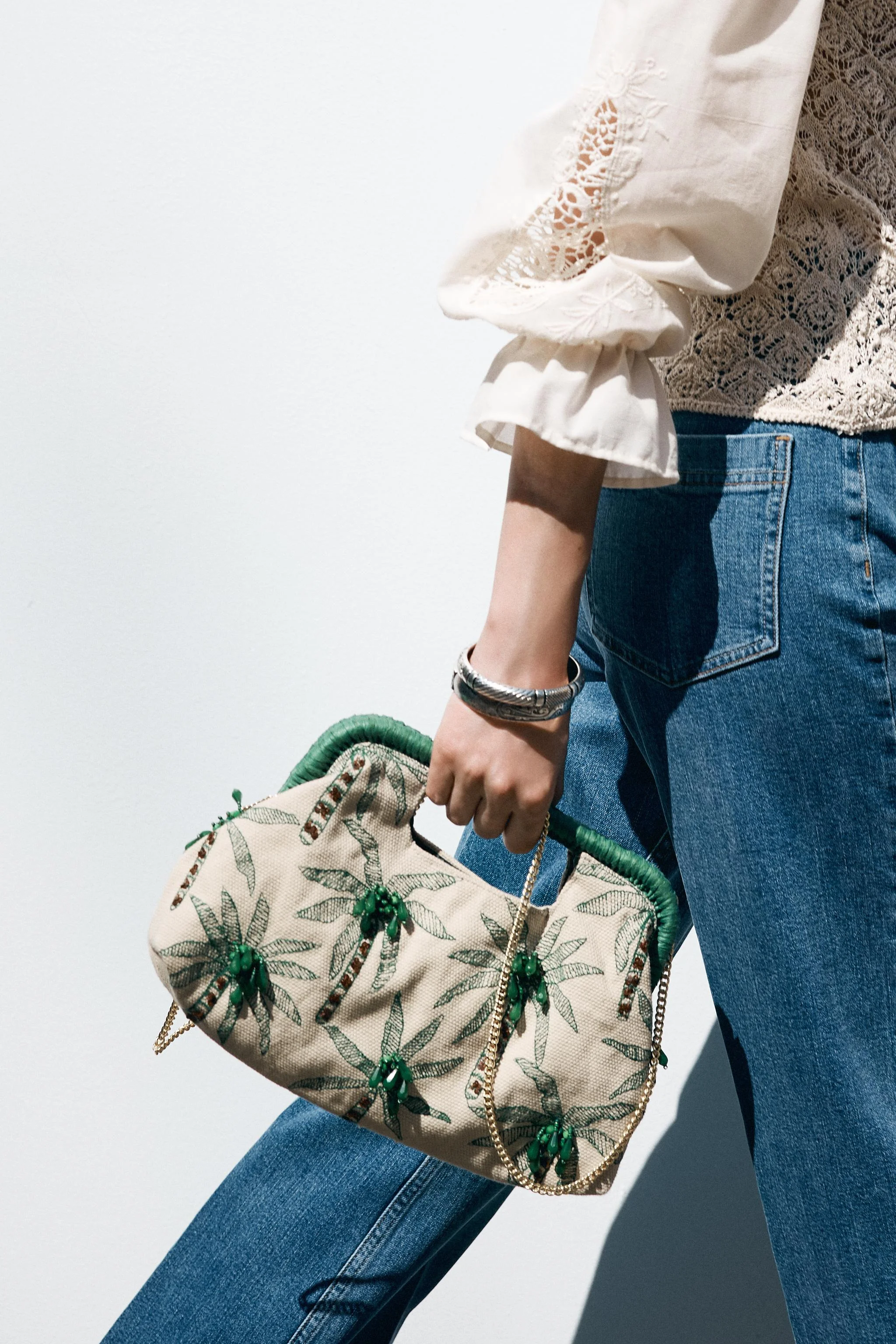 کیف کلاچ با جزئیات منجوق‌دوزی شده