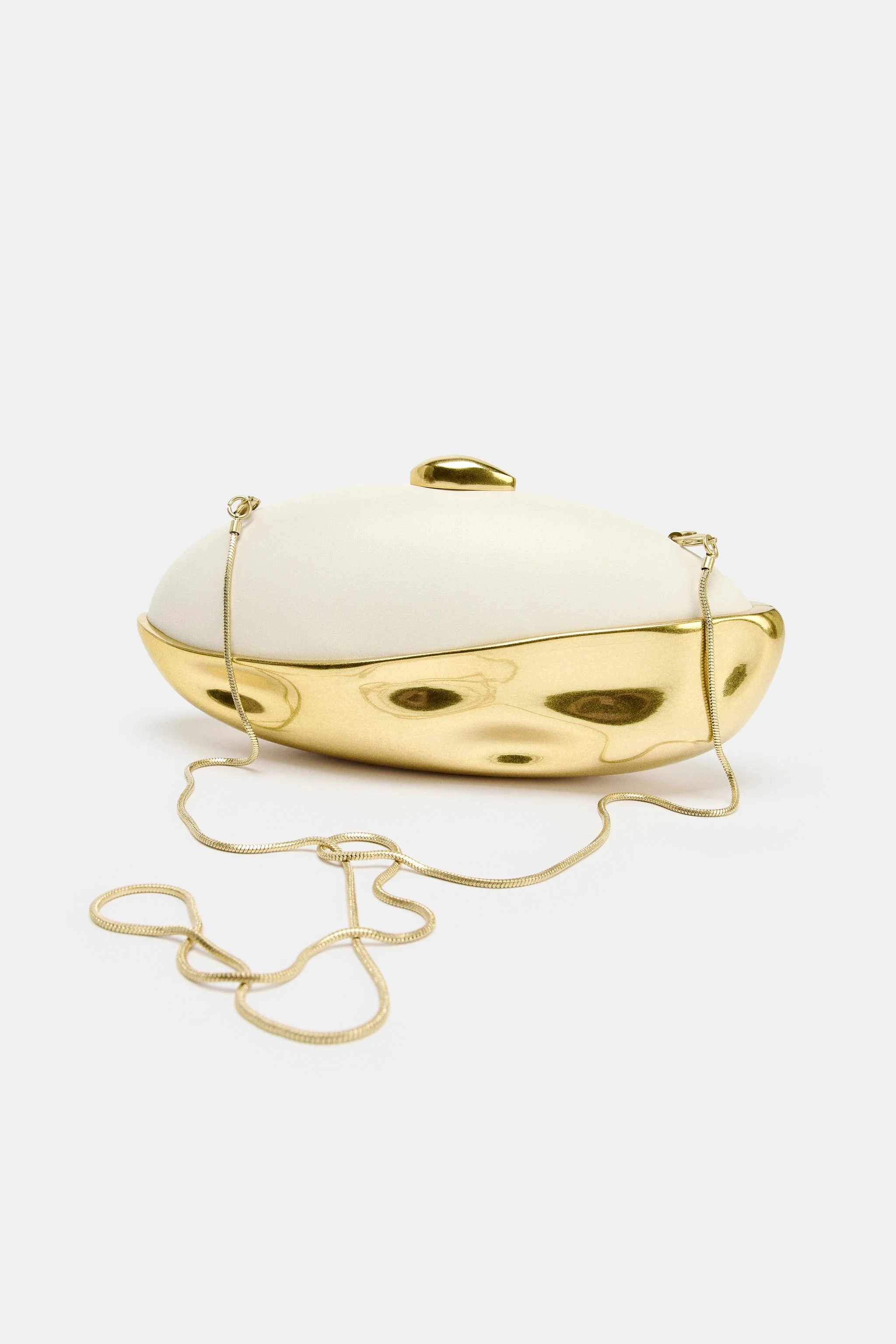 کیف دستی سخت بیضی شکل ترکیبی از مواد مختلف. دارای بند زنجیری قابل جدا شدن برای استفاده به صورت کراس بادی. دارای قفل کلیپسی. ارتفاع x طول x عرض: 11 x 23 x 4 سانتی متر کیف دستی سخت بیضی شکل ترکیبی از مواد مختلف. دارای بند زنجیری قابل جدا شدن برای استفاده به صورت کراس بادی. دارای قفل کلیپسی. ارتفاع x طول x عرض: 11 x 23 x 4 سانتی متر