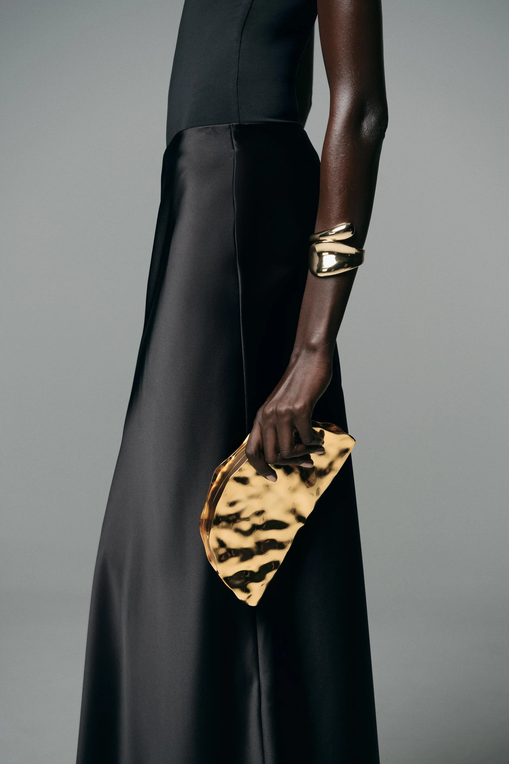 کیف دستی نیم‌دایره‌ای سخت. با جلوه فلزی. دارای بند زنجیری فلزی جداشدنی برای استفاده به صورت کراس بادی. دارای بست مغناطیسی. ارتفاع x طول x عرض: 12 x 23 x 2 سانتی‌متر