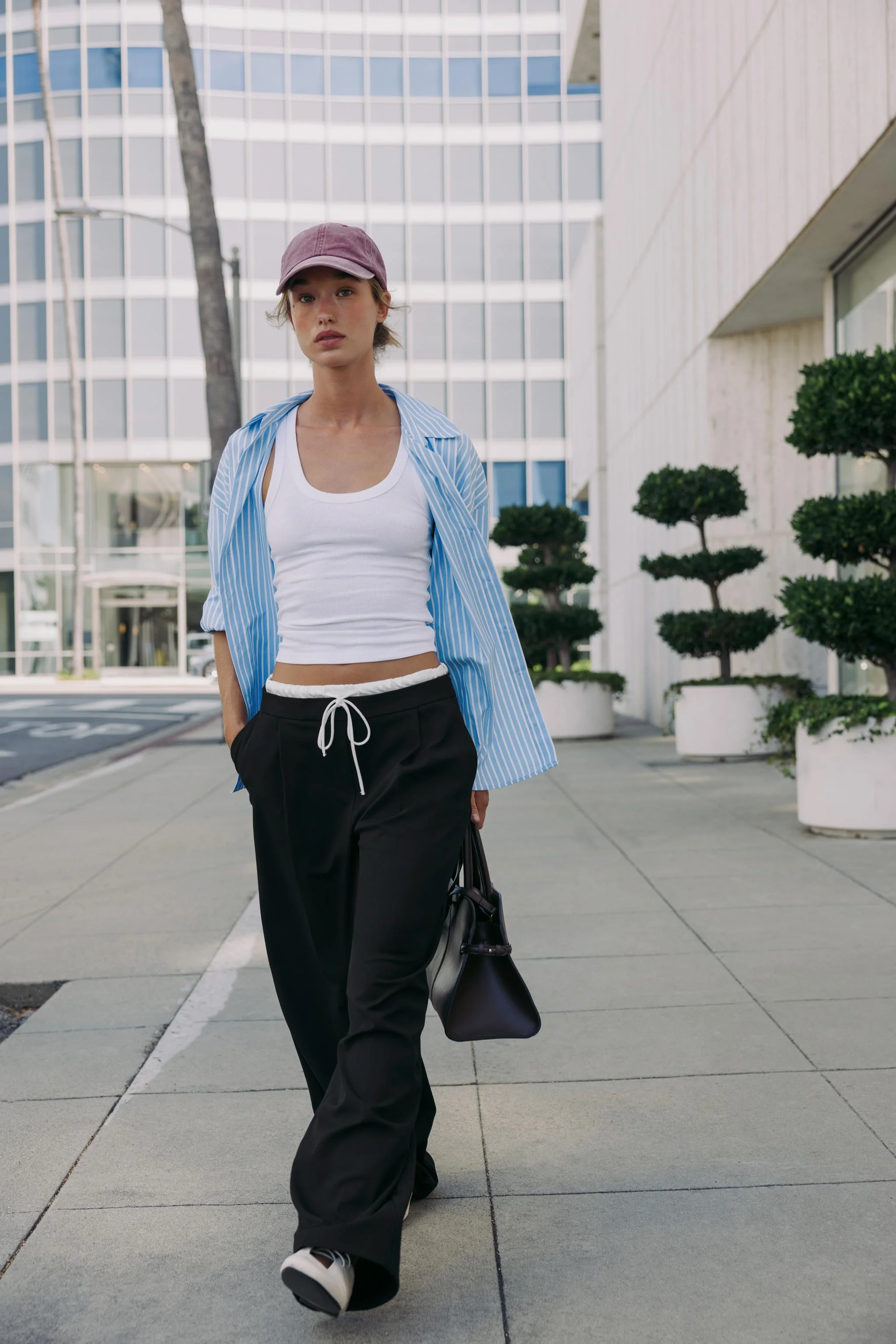 کیف مَکسی سیتی. دارای جزئیات در کناره. دارای دو دسته و بند شانهای جداشدنی. دارای دوخت تزیینی در قسمت بالا. دارای سه محفظه داخلی. دارای درپوش با دکمه مغناطیسی. ارتفاع x طول x عرض: 22 x 32 x 12 سانتی متر کیف مَکسی سیتی. دارای جزئیات در کناره. دارای دو دسته و بند شانهای جداشدنی. دارای دوخت تزیینی در قسمت بالا. دارای سه محفظه داخلی. دارای درپوش با دکمه مغناطیسی. ارتفاع x طول x عرض: 22 x 32 x 12 سانتی متر