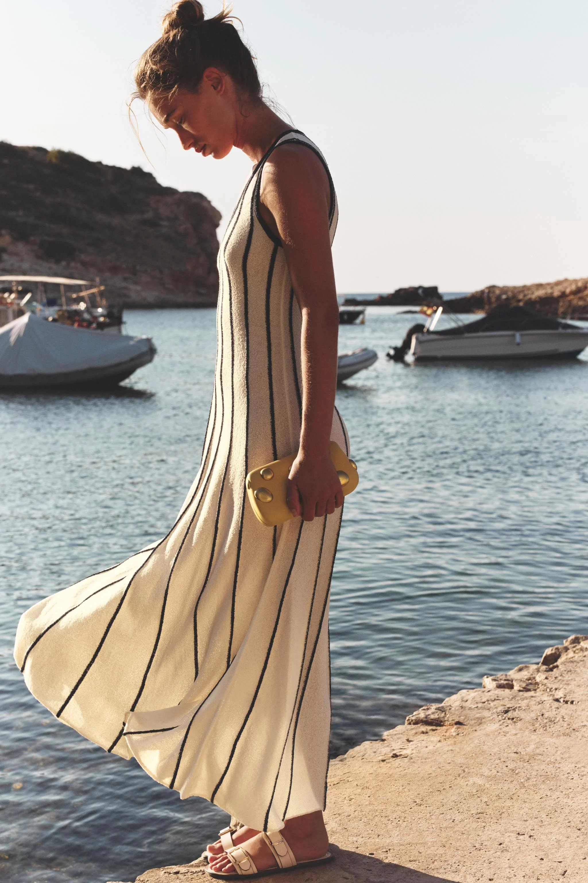 کیف کلاچ با تزیینات فلزی کیف کلاچ با تزیینات فلزی