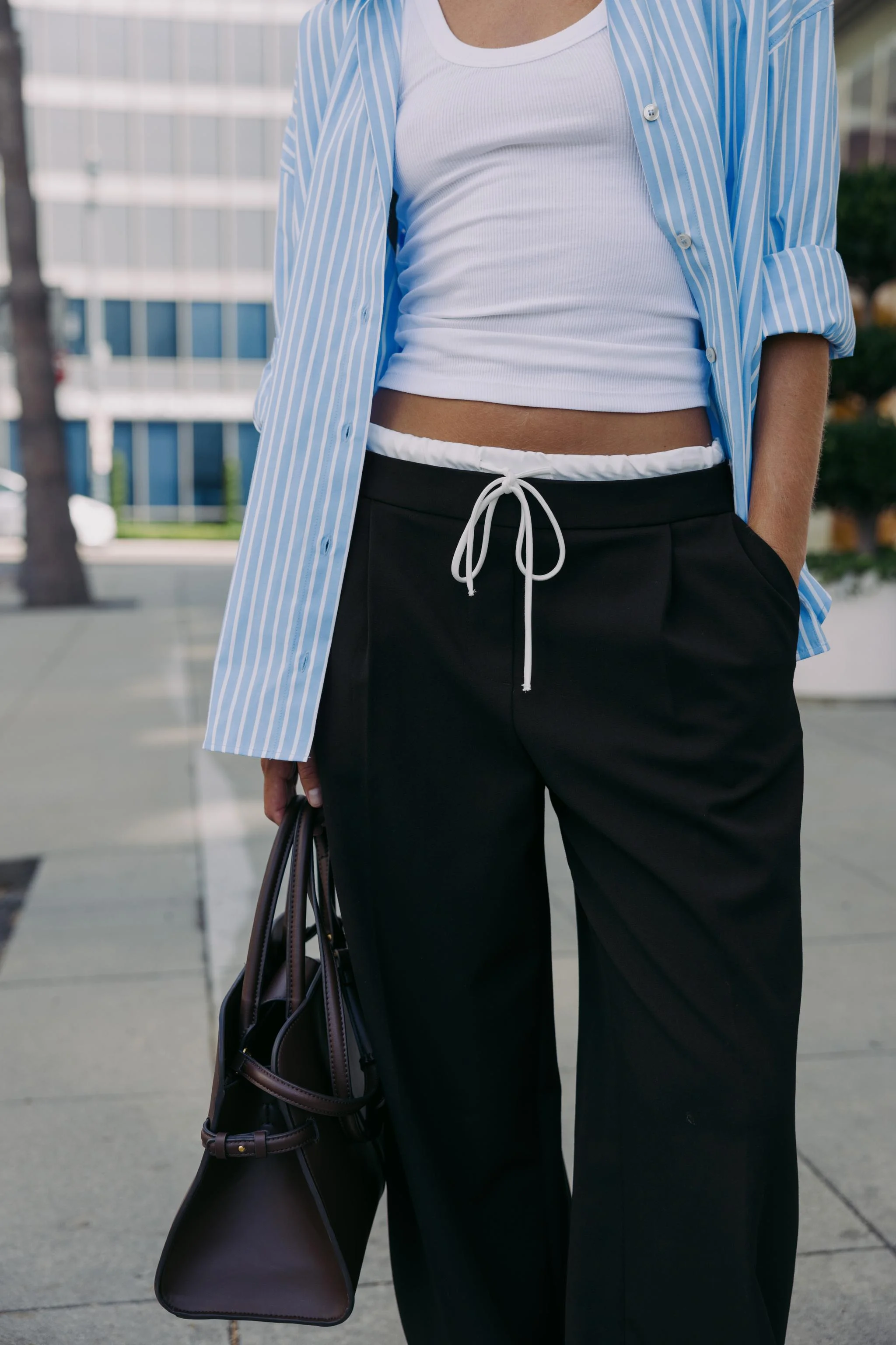 کیف مَکسی سیتی. دارای جزئیات در کناره. دارای دو دسته و بند شانهای جداشدنی. دارای دوخت تزیینی در قسمت بالا. دارای سه محفظه داخلی. دارای درپوش با دکمه مغناطیسی. ارتفاع x طول x عرض: 22 x 32 x 12 سانتی متر کیف مَکسی سیتی. دارای جزئیات در کناره. دارای دو دسته و بند شانهای جداشدنی. دارای دوخت تزیینی در قسمت بالا. دارای سه محفظه داخلی. دارای درپوش با دکمه مغناطیسی. ارتفاع x طول x عرض: 22 x 32 x 12 سانتی متر