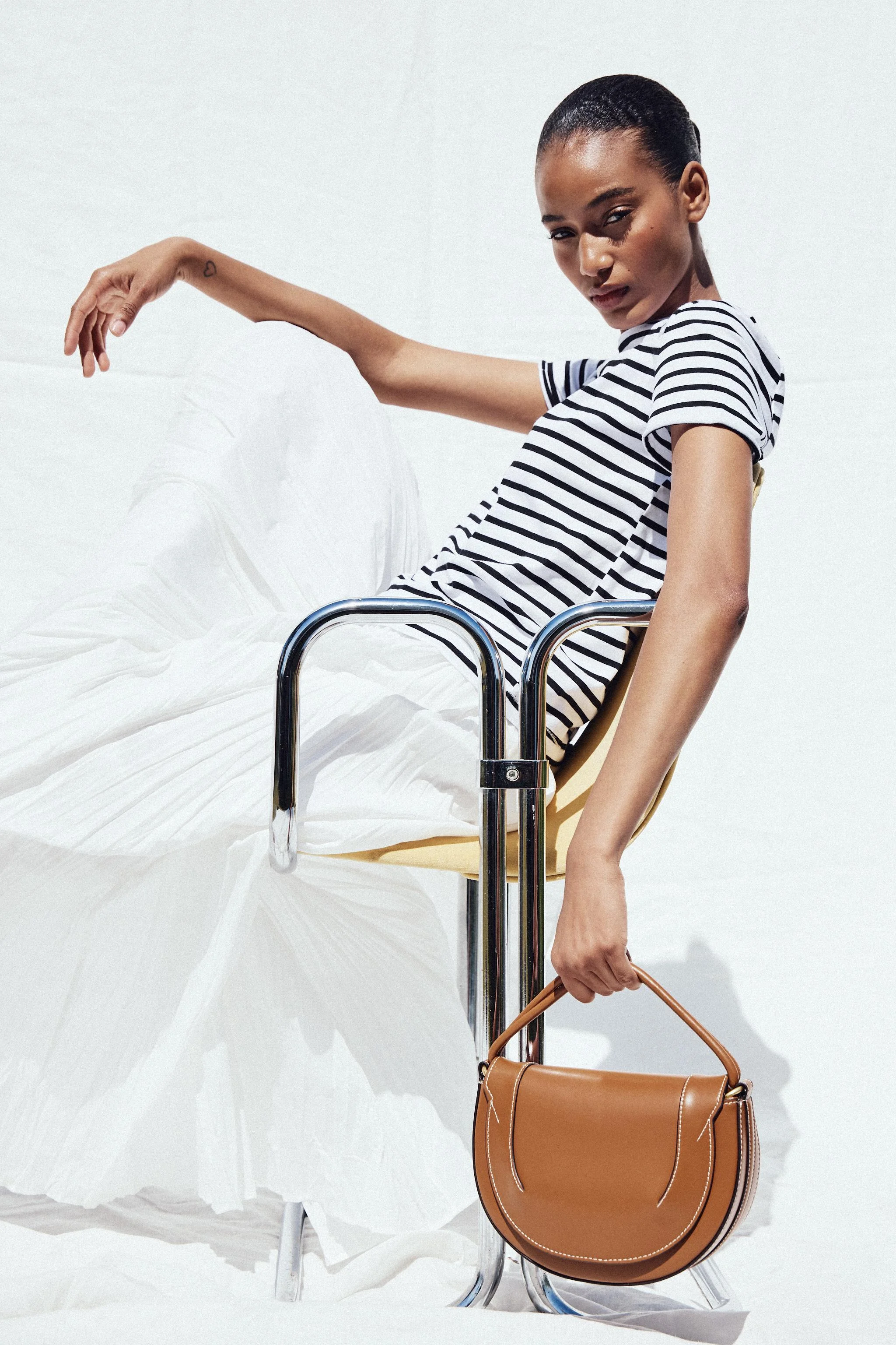 کیف دوشی بیضی شکل با جزئیات دوخت