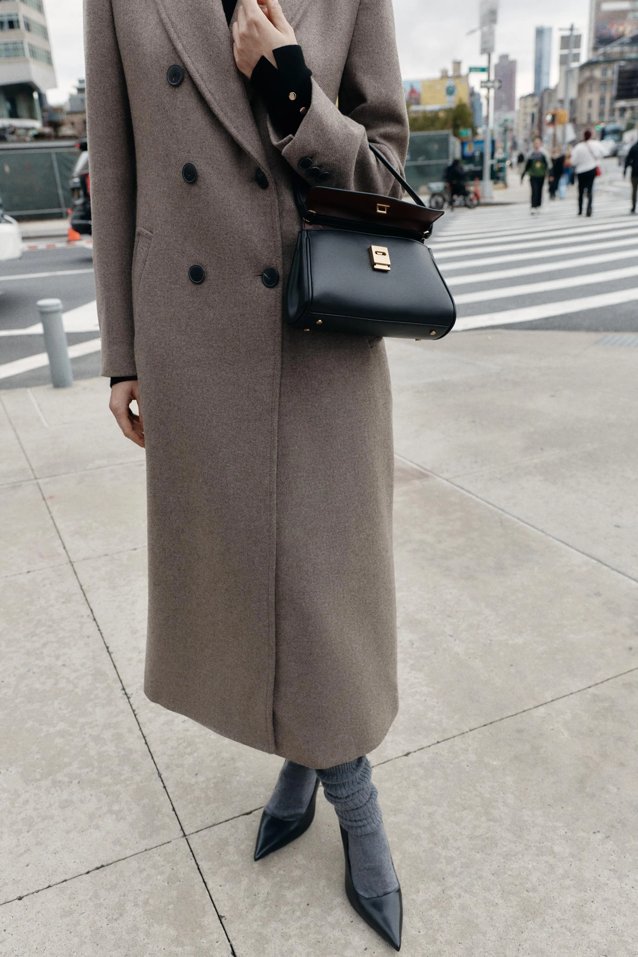 کیف دستی مینی. دارای دکمه های فلزی در طرفین. دارای دسته بالایی و بند شانه ای جداشدنی. دارای جیب داخلی. دارای بست فلزی با مکانیزم. ارتفاع x طول x عرض: 14 x 22.5 x 9 سانتی متر / 5.5 x 8.8 x 3.5 اینچ کیف دستی مینی. دارای دکمه های فلزی در طرفین. دارای دسته بالایی و بند شانه ای جداشدنی. دارای جیب داخلی. دارای بست فلزی با مکانیزم. ارتفاع x طول x عرض: 14 x 22.5 x 9 سانتی متر / 5.5 x 8.8 x 3.5 اینچ