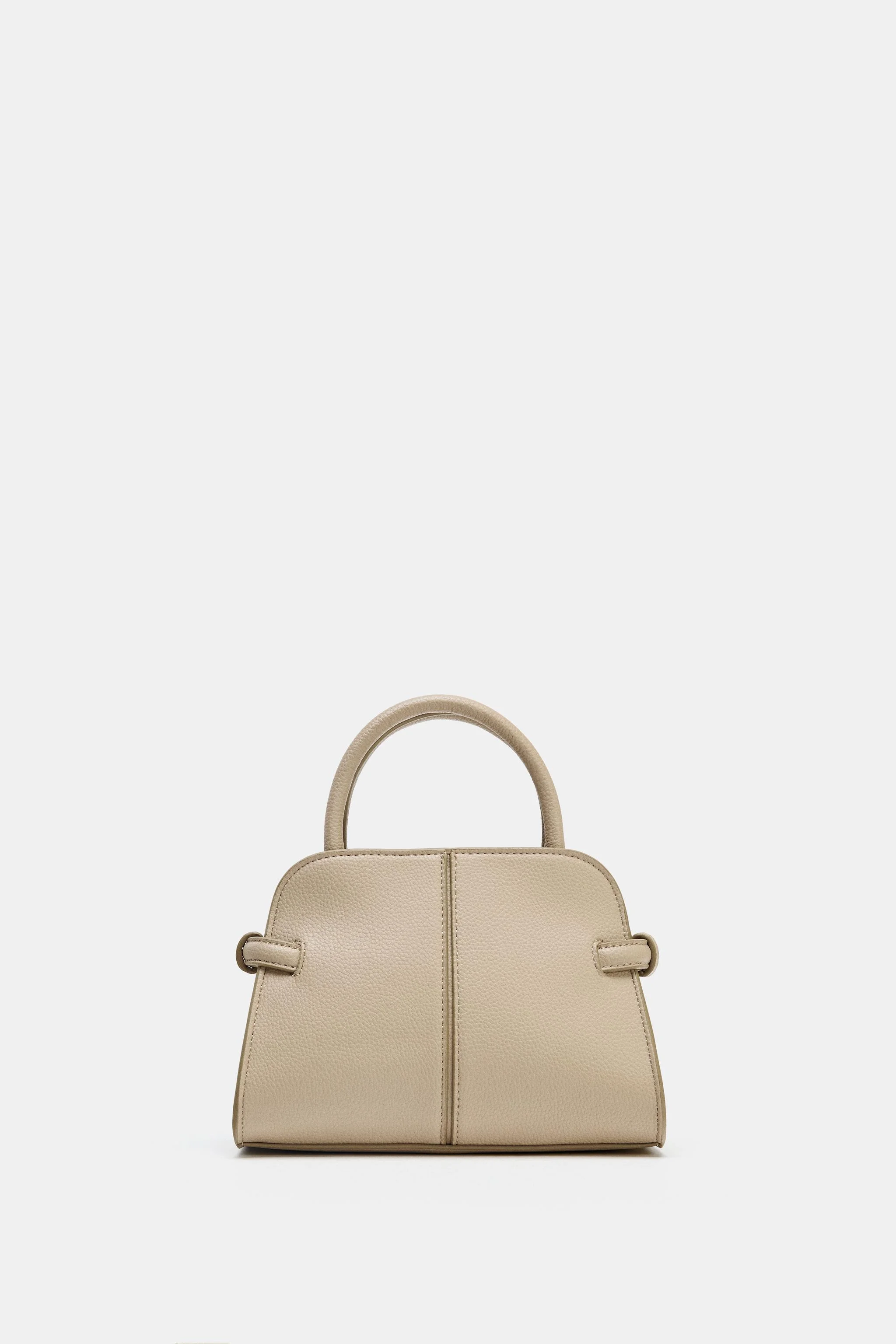 کیف مینی سیتی. جزئیات جانبی. دسته دوتایی در بالا و بند شانه قابل جدا شدن. جزئیات دوخت در بالا. جیب زیپ دار داخلی. بستن با دکمه مغناطیسی. ارتفاع x طول x عرض: 15 x 20 x 7 سانتی متر. کیف مینی سیتی. جزئیات جانبی. دسته دوتایی در بالا و بند شانه قابل جدا شدن. جزئیات دوخت در بالا. جیب زیپ دار داخلی. بستن با دکمه مغناطیسی. ارتفاع x طول x عرض: 15 x 20 x 7 سانتی متر.