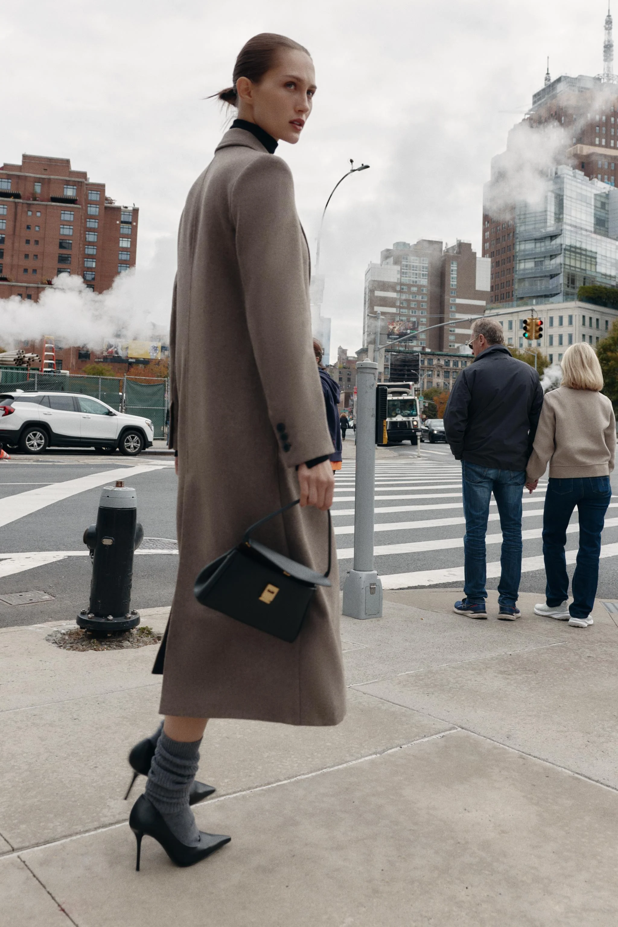 کیف دستی مینی. دارای دکمه های فلزی در طرفین. دارای دسته بالایی و بند شانه ای جداشدنی. دارای جیب داخلی. دارای بست فلزی با مکانیزم. ارتفاع x طول x عرض: 14 x 22.5 x 9 سانتی متر / 5.5 x 8.8 x 3.5 اینچ کیف دستی مینی. دارای دکمه های فلزی در طرفین. دارای دسته بالایی و بند شانه ای جداشدنی. دارای جیب داخلی. دارای بست فلزی با مکانیزم. ارتفاع x طول x عرض: 14 x 22.5 x 9 سانتی متر / 5.5 x 8.8 x 3.5 اینچ