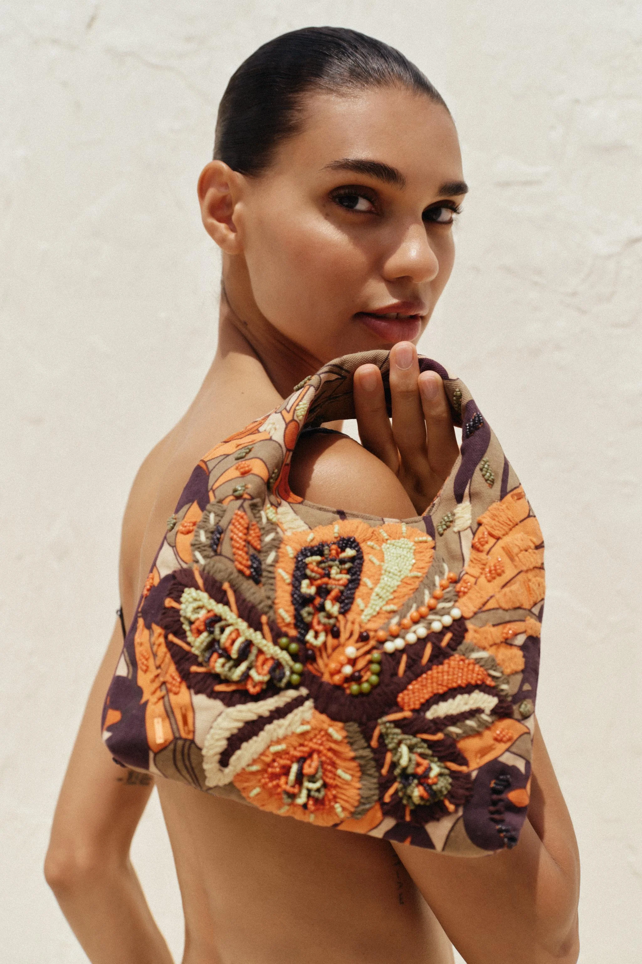 کیف مهره‌دوزی چند رنگ