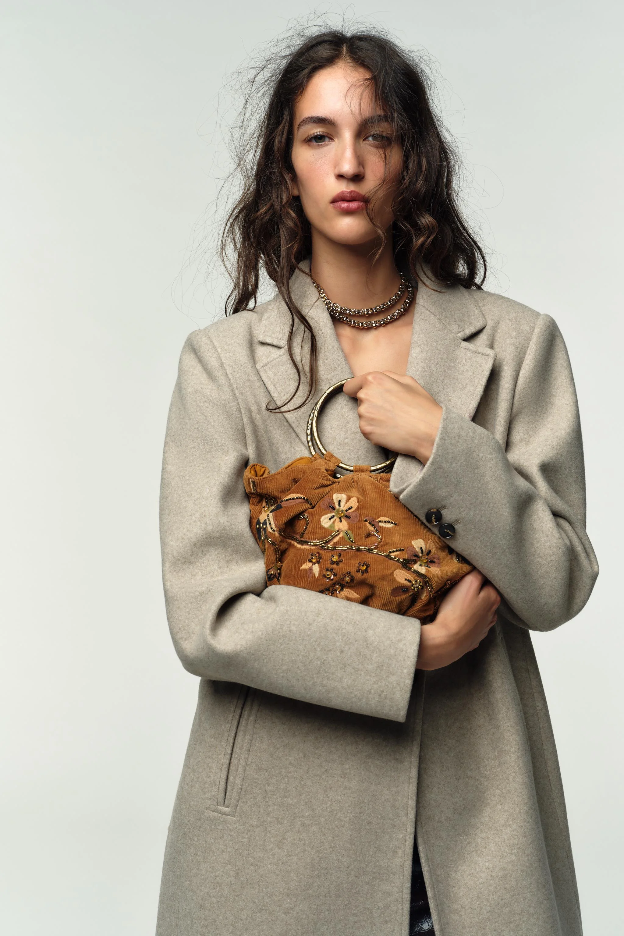 کیف سطلی با جزئیات گلدوزی شده با طرح مخملی