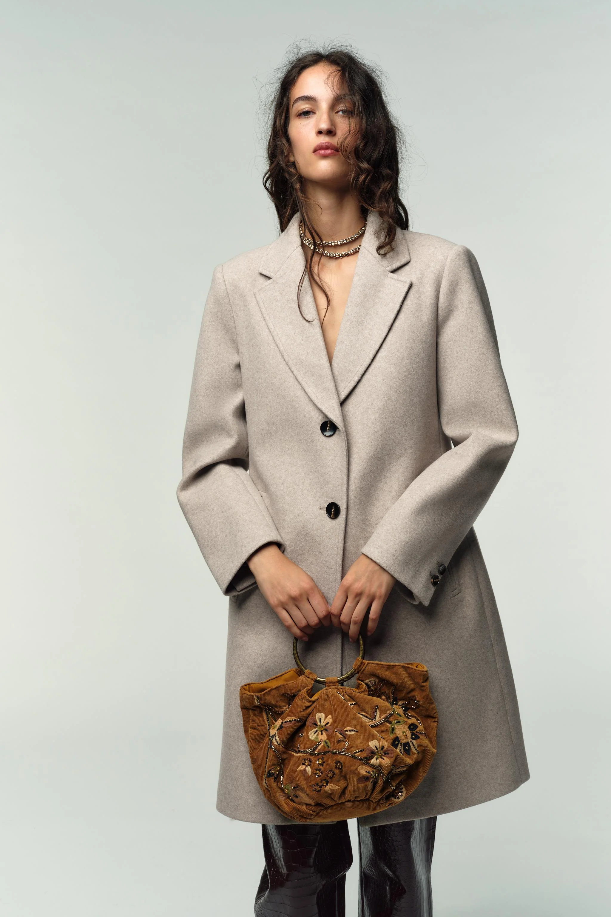 کیف سطلی با جزئیات گلدوزی شده با طرح مخملی کیف سطلی با جزئیات گلدوزی شده با طرح مخملی