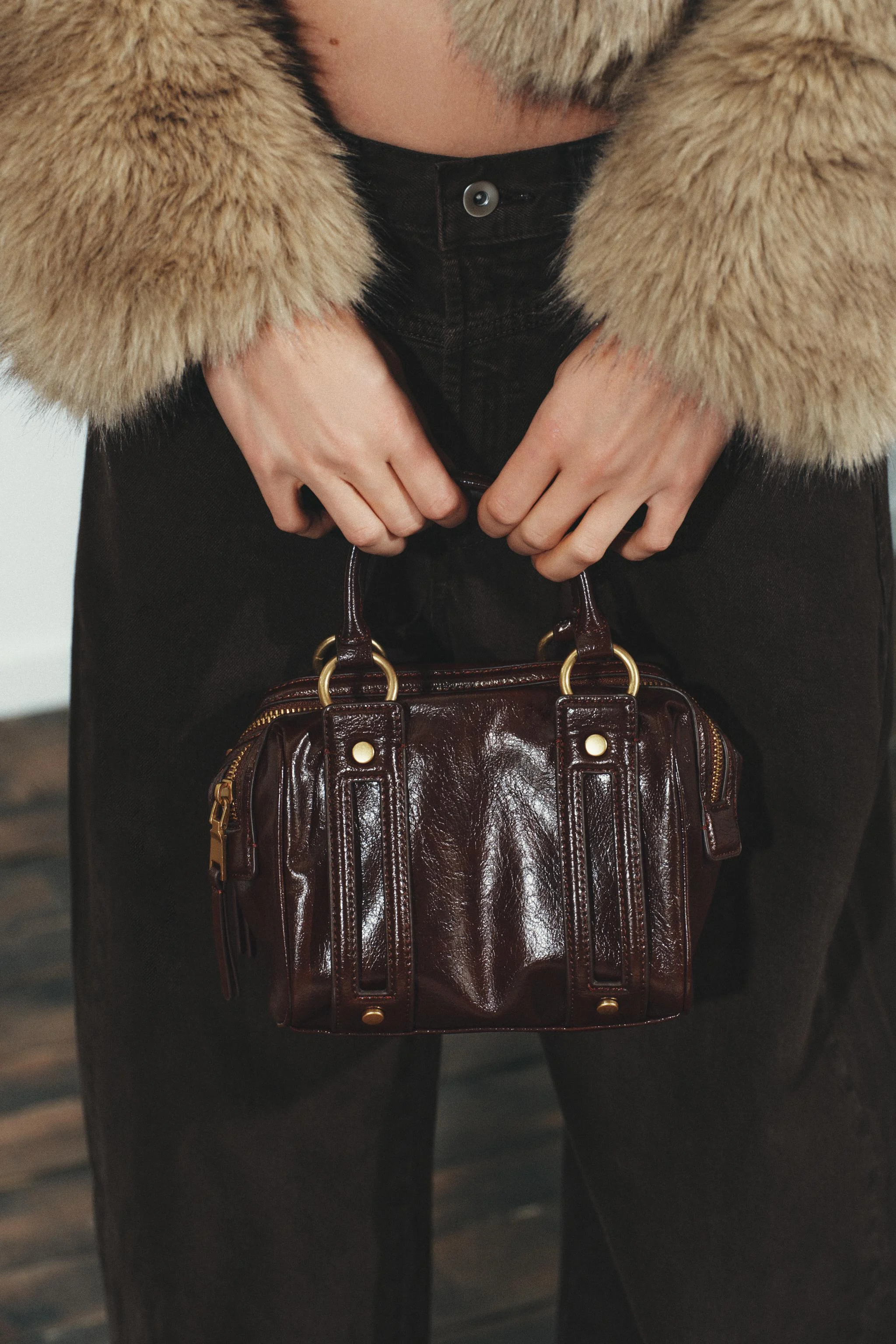 کیف دستی با جزئیات فلزی کیف دستی با جزئیات فلزی