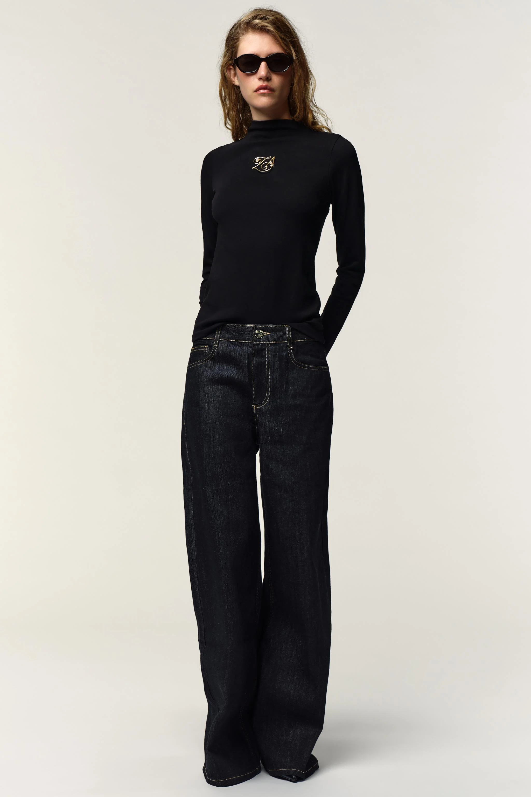 تی شرت یقه ایستاده با سنجاق سینه